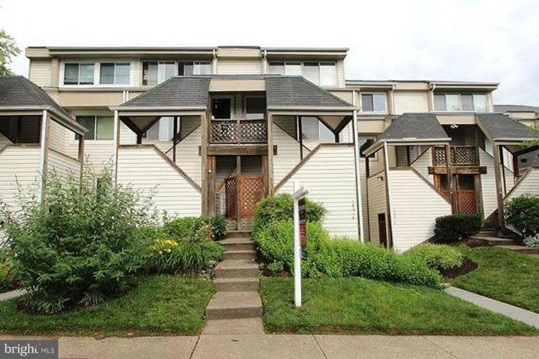 RARELY AVAILABLE SPACIOUS 2 BEDROOM, 1 & 1/2 BATH, 2-LEVEL CONDO TOWNHOME IN UPSCALE OLNEY, MD > NEW GRANITE KITCHEN, FAMILY ROOM WITH FIREPLACE, NEW WOOD FLOORS BOTH LEVELS > BALCONY > THIS HOME HAS AN UPSTAIRS WASHER & DRYER! > WALK TO BANKS, RESTAURANTS & SHOPPING > NEAR TO ROUTES 108, 97, 28/198 & 200 (ICC) FOR EASY COMMUTE TO BETHESDA, COLUMBIA, LAUREL, ROCKVILLE, SILVER SPRING AND EVEN DC!