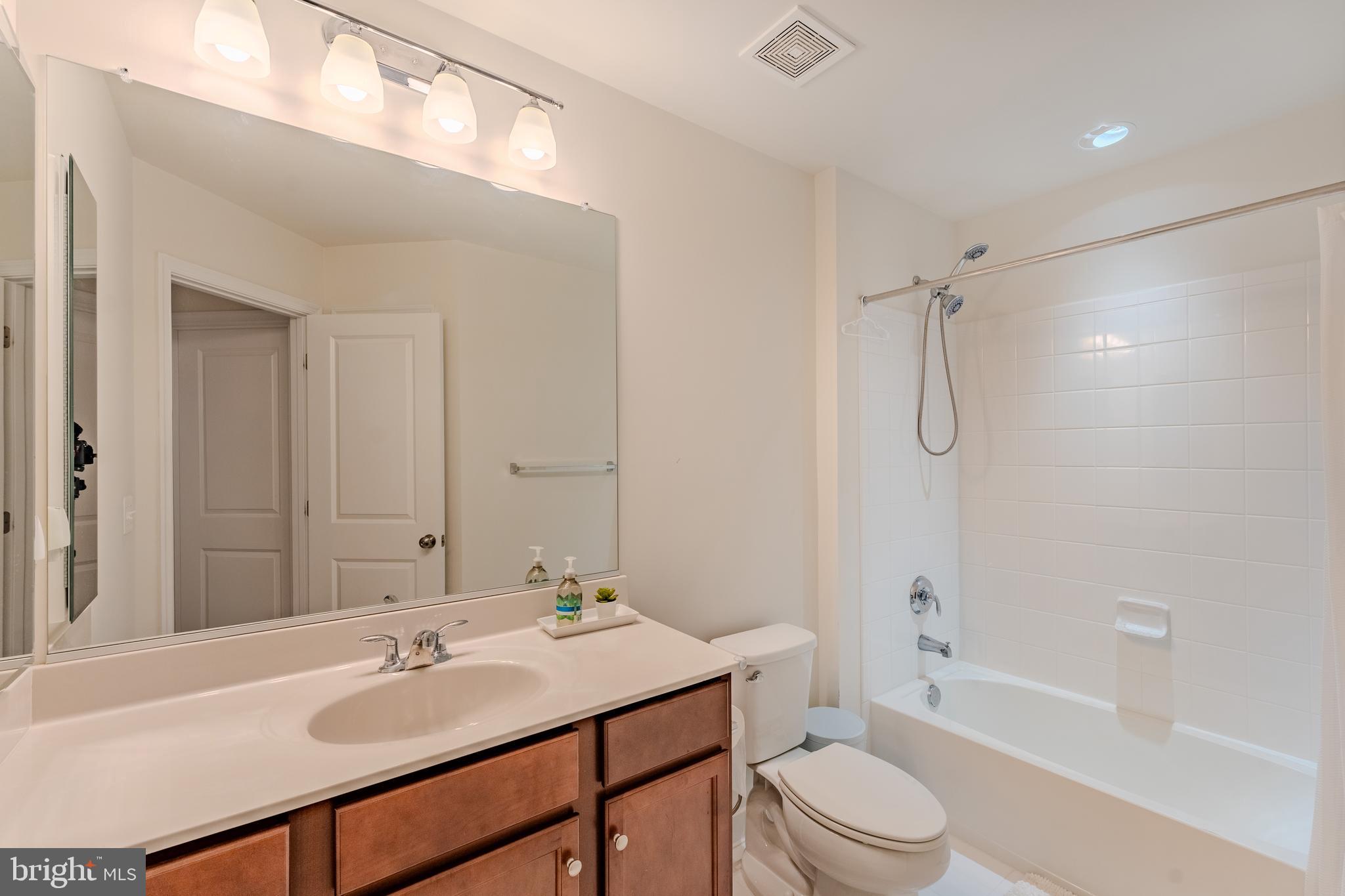 GATEWAY COMMONS - Residential Lease