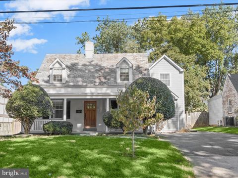 Photo of 5409 Glenwood Road, BETHESDA, MD 20817 (MLS # MDMC2203724)