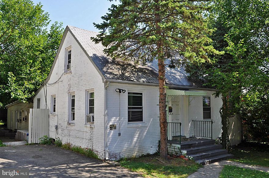 Spacious brick cape cod. Prime location near everything. 7 blocks to Pentagon City Metro & Mall.  9 blocks to Crystal City Metro & Shops. Abundant upscale restaurants, shops, grocery stores, coffee shops. Rooms for everything. Off-street parking. Storage shed.