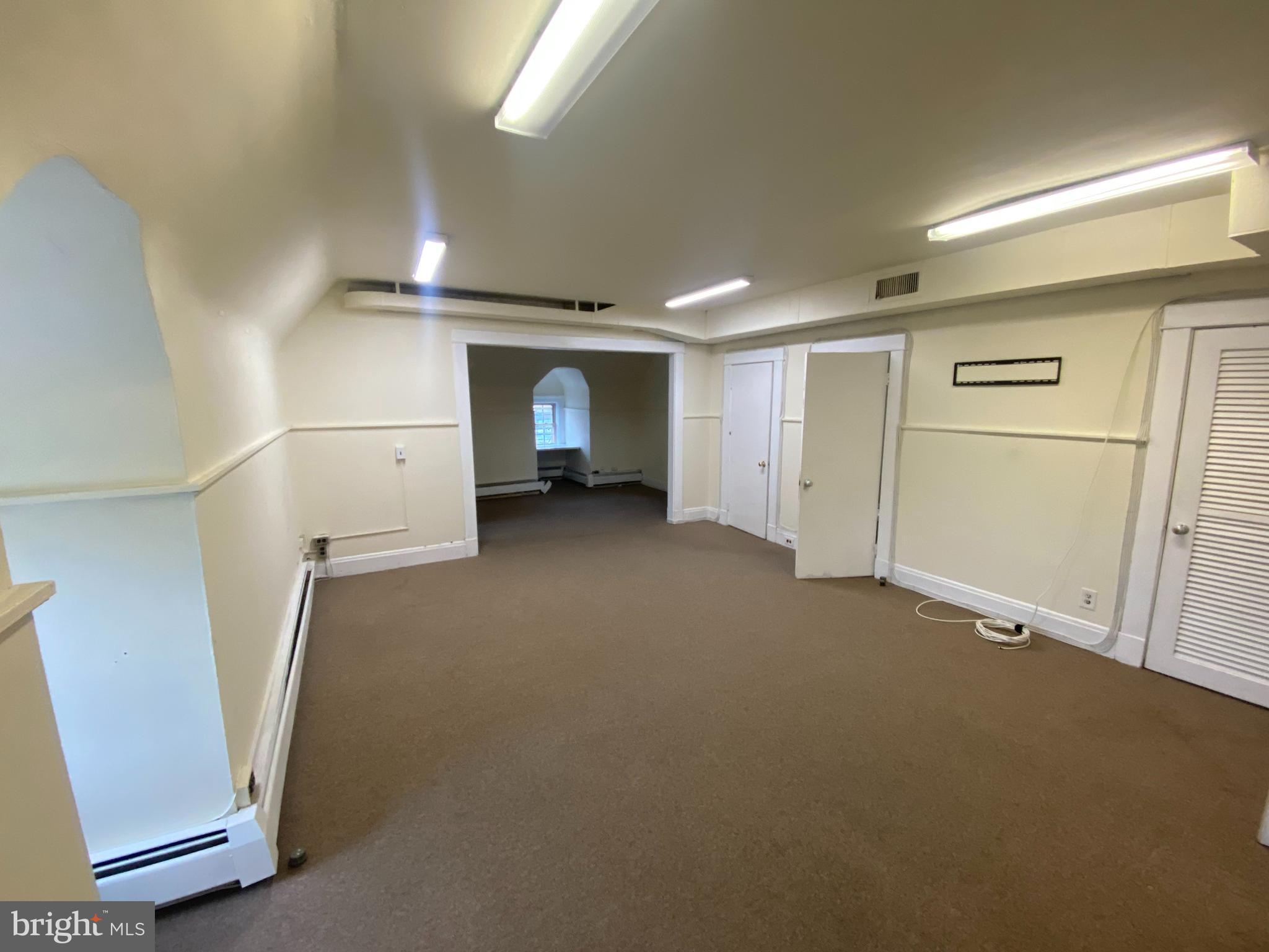 1000 sf 2nd floor office space for lease.