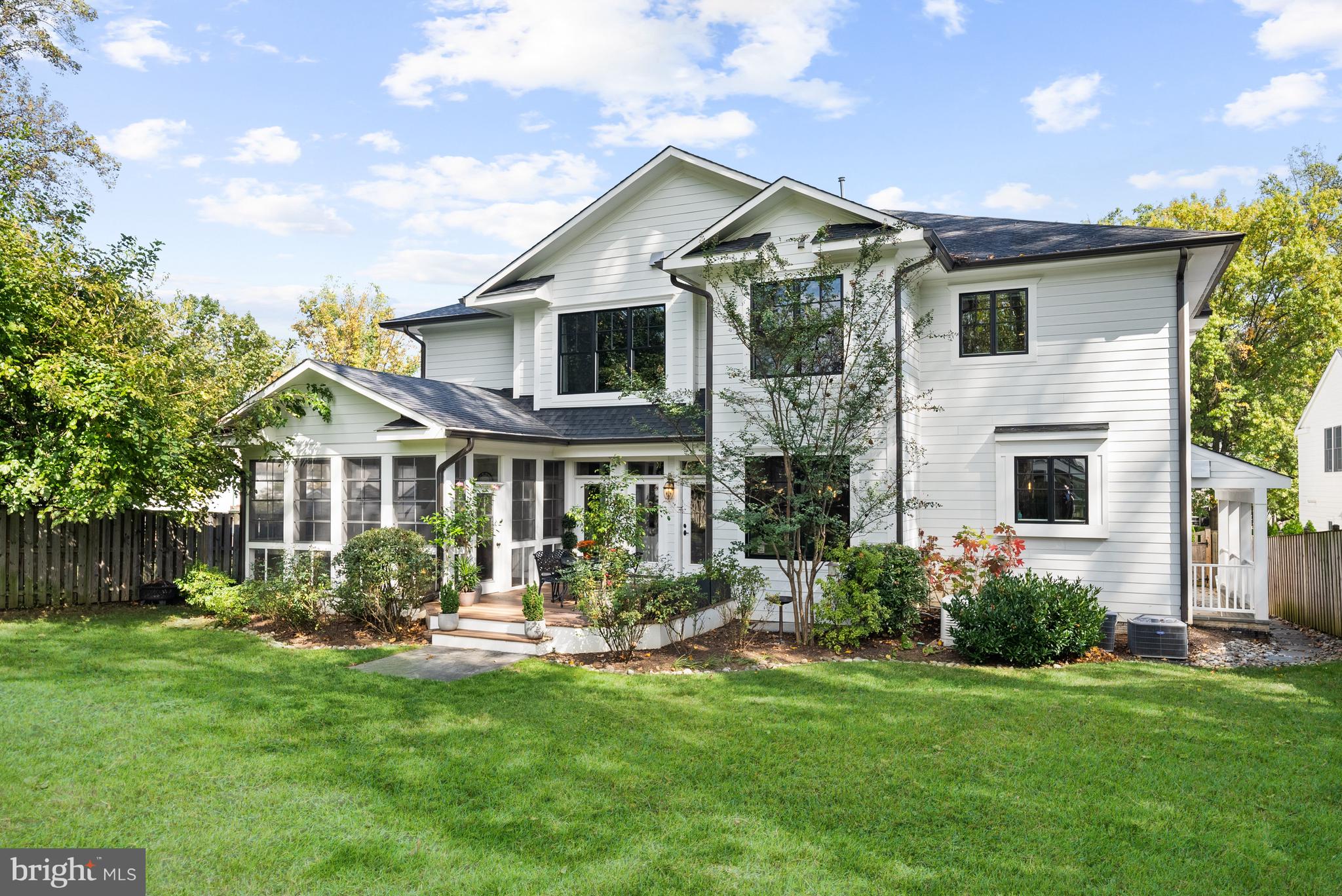 ENGLISH VILLAGE - Residential