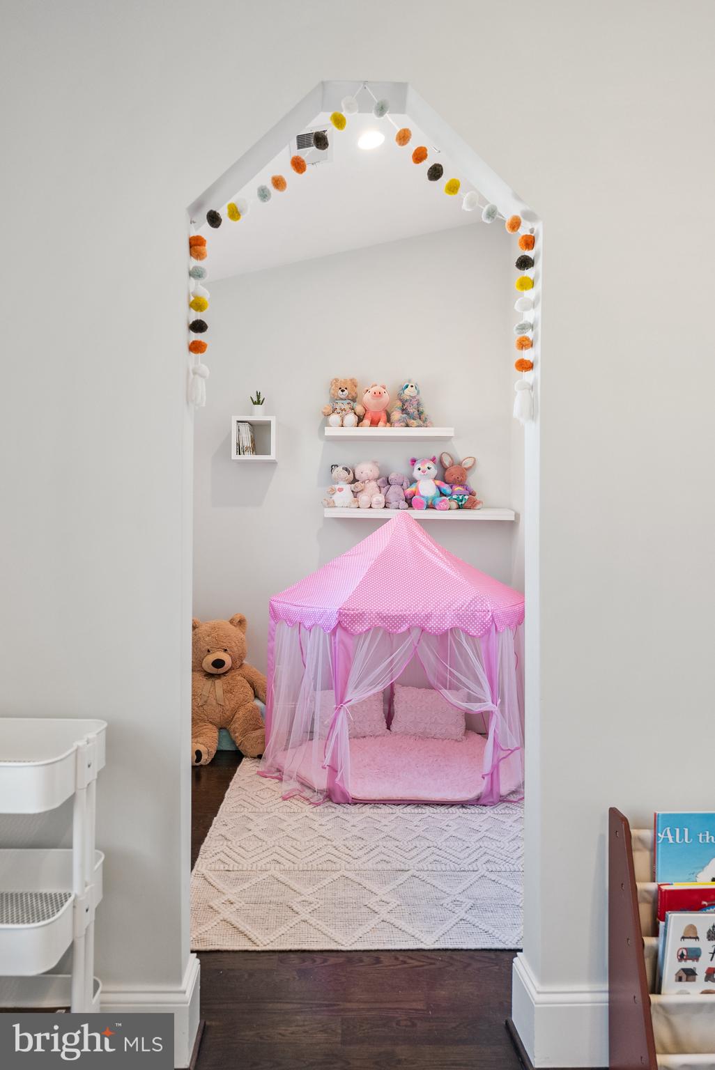 ENGLISH VILLAGE - Residential