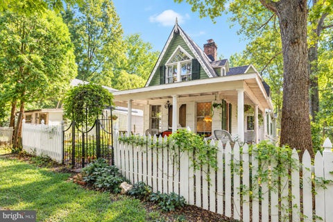 Photo of 403 6th Avenue, WASHINGTON GROVE, MD 20880 (MLS # MDMC2251654)