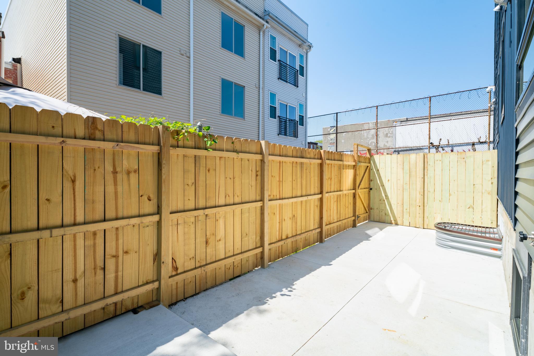 EAST KENSINGTON - Commercial Sale