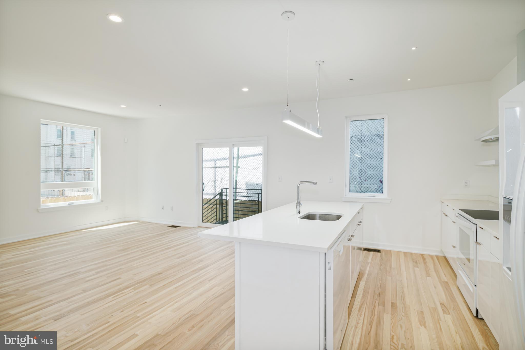 EAST KENSINGTON - Commercial Sale