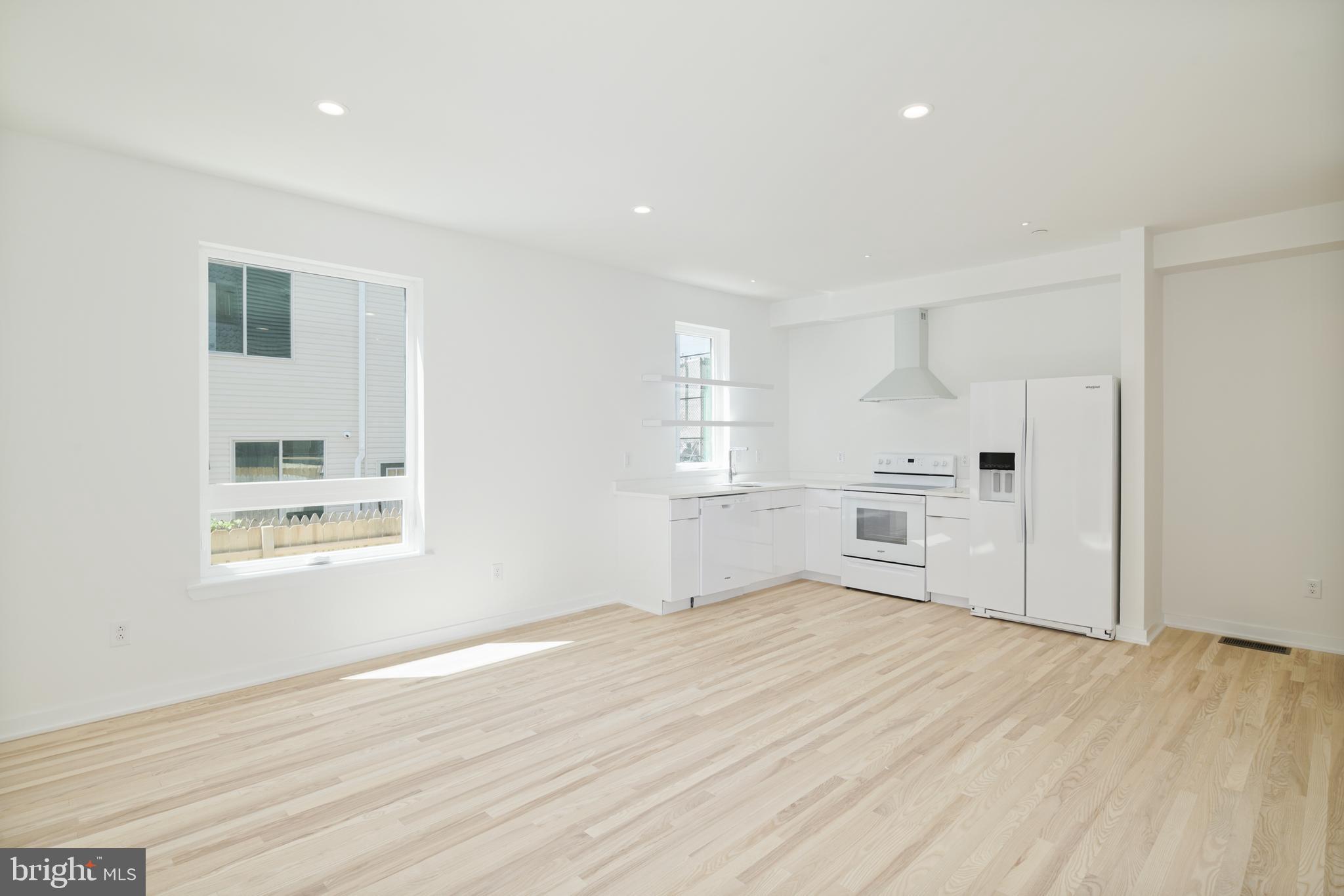 EAST KENSINGTON - Commercial Sale