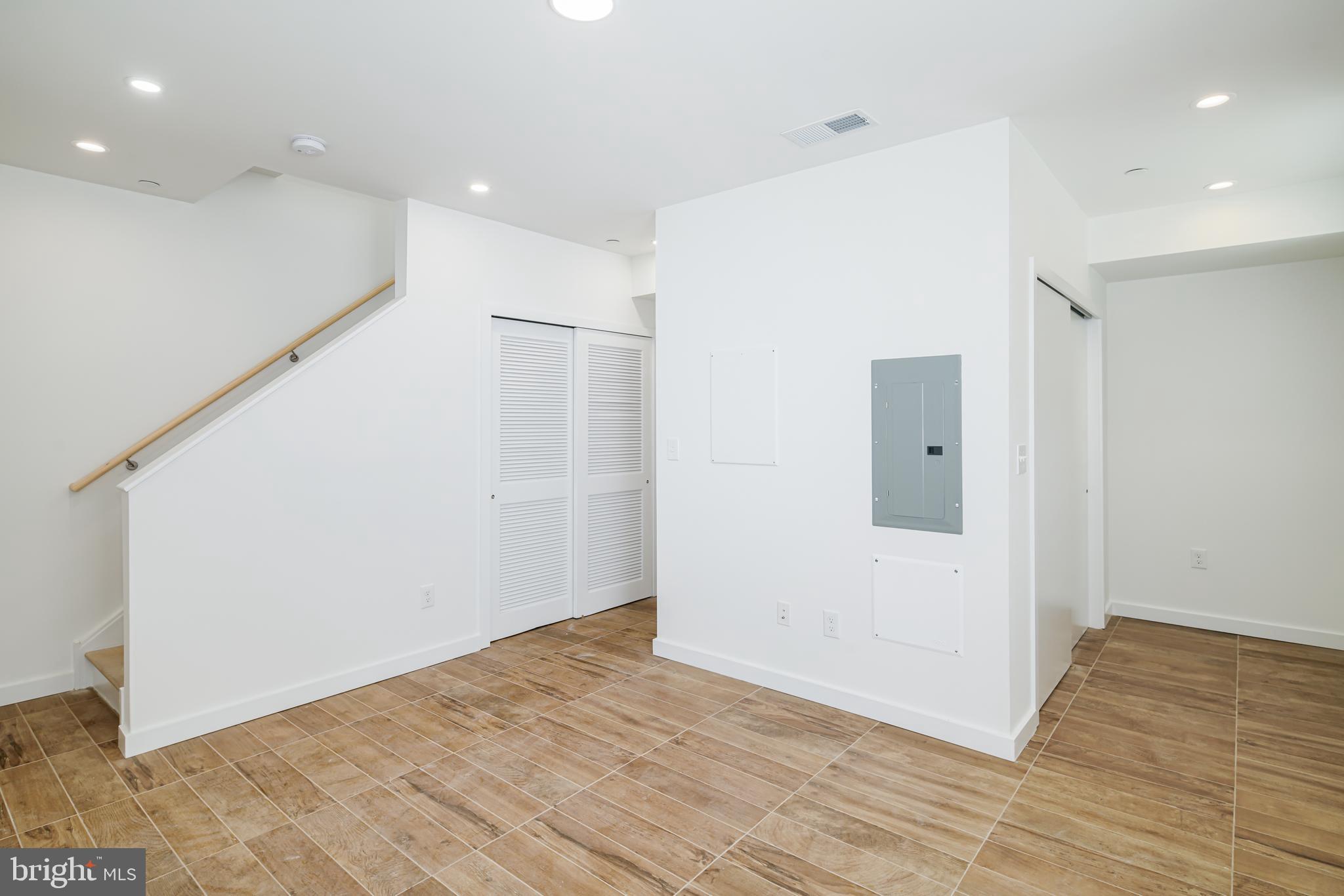 EAST KENSINGTON - Commercial Sale