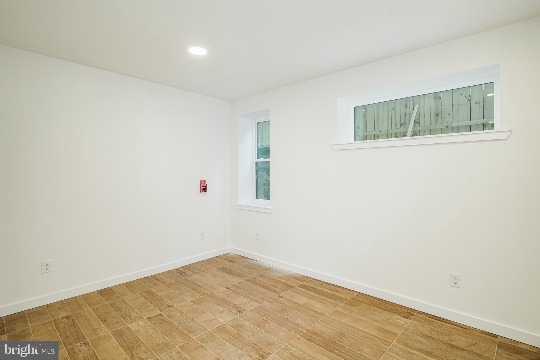 EAST KENSINGTON - Commercial Sale