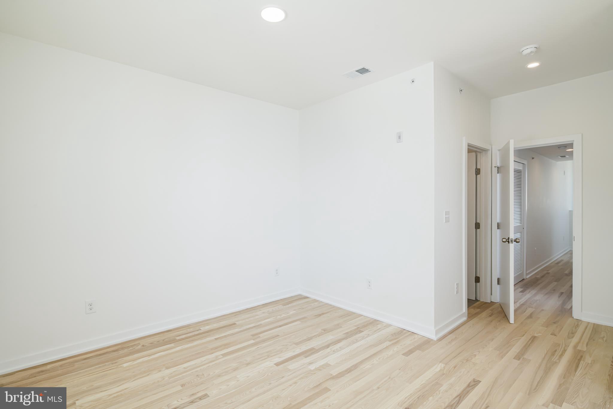 EAST KENSINGTON - Commercial Sale