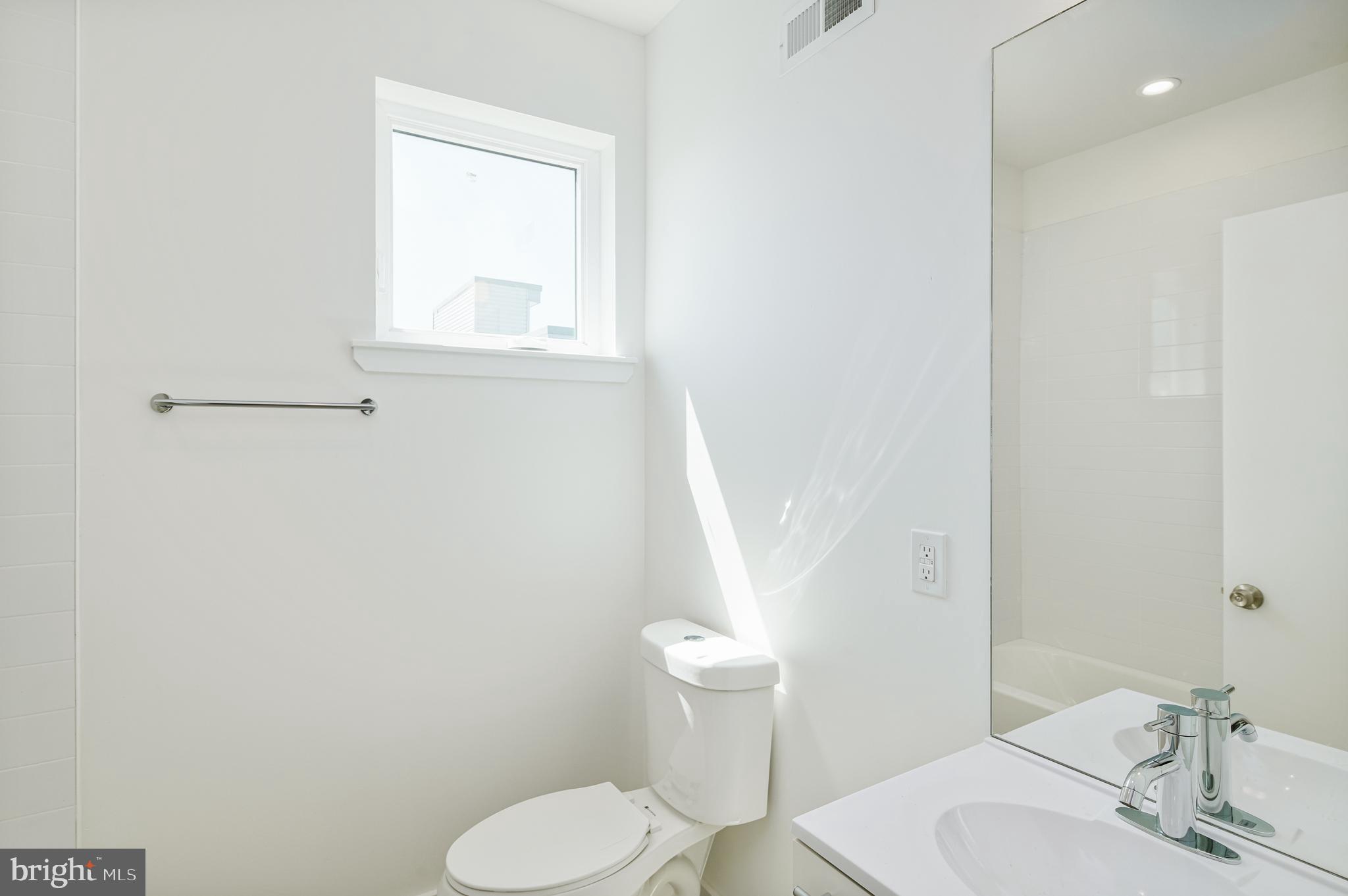 EAST KENSINGTON - Commercial Sale