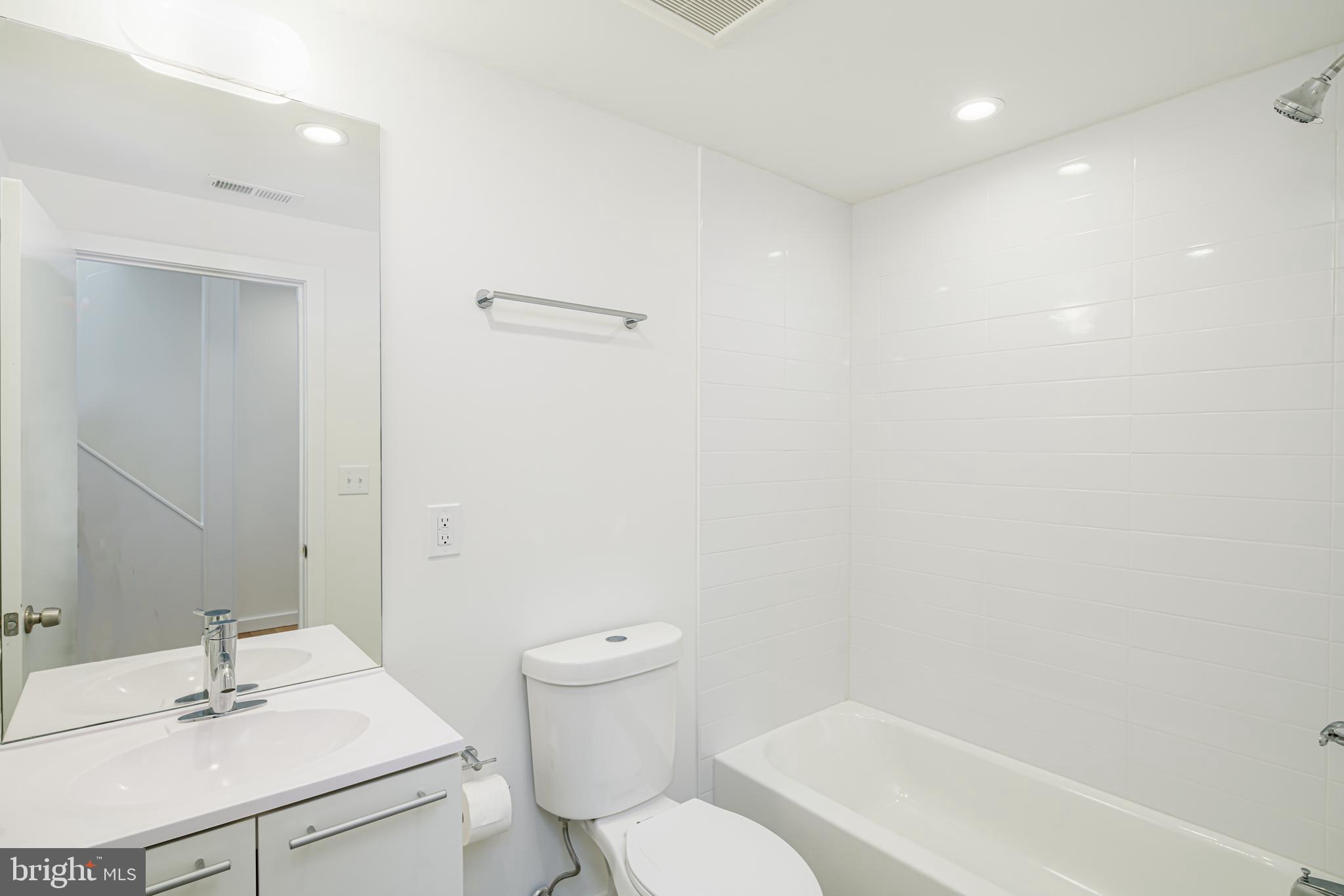 EAST KENSINGTON - Commercial Sale