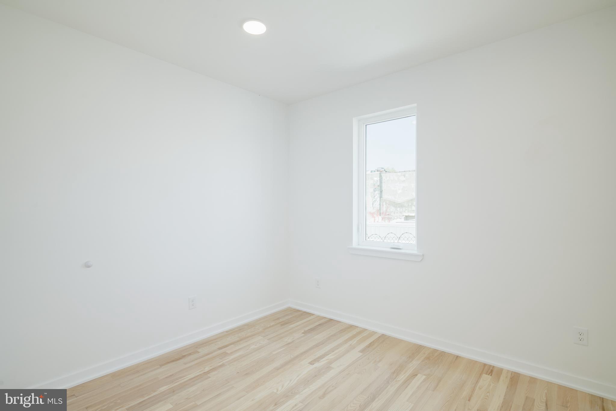 EAST KENSINGTON - Commercial Sale