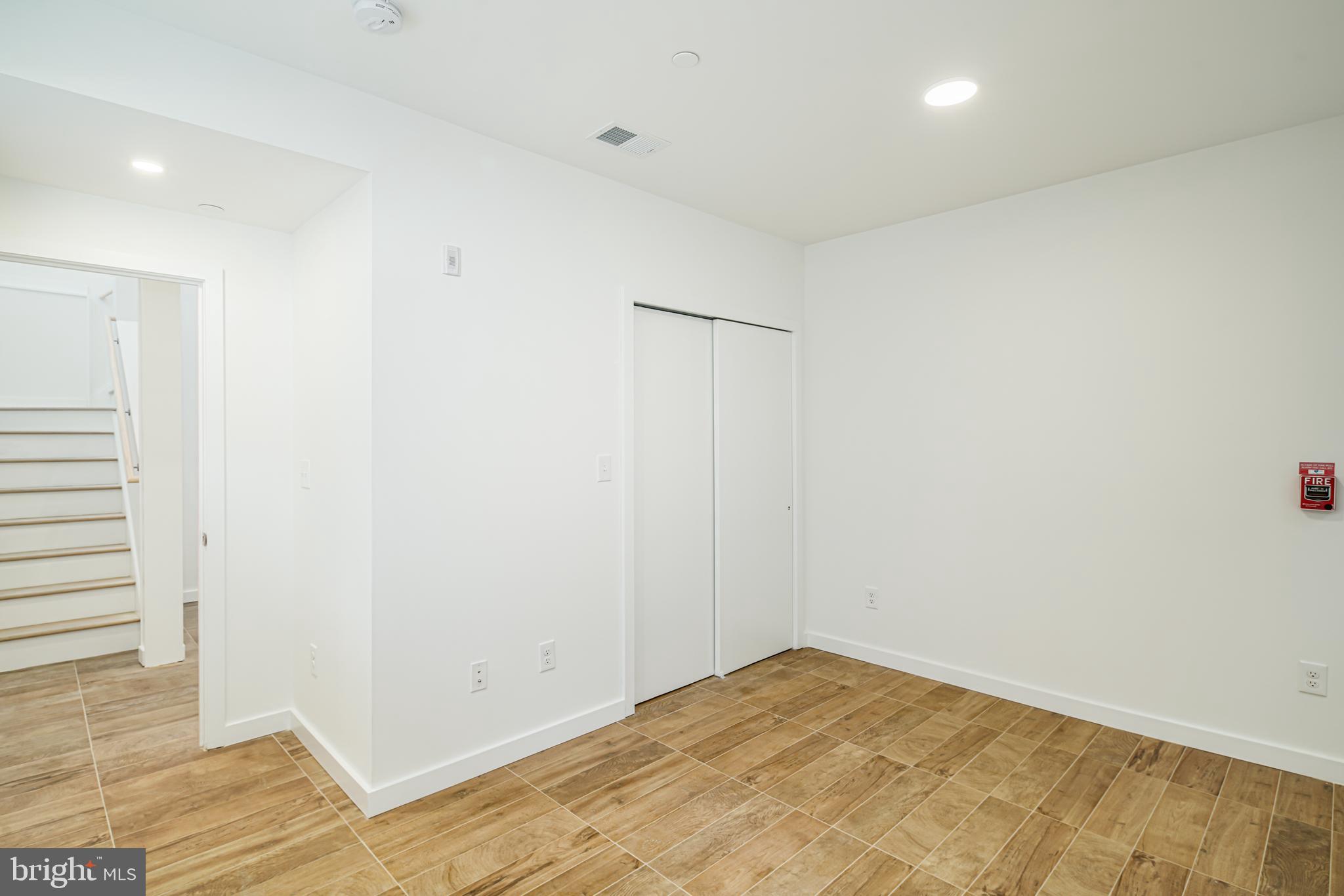 EAST KENSINGTON - Commercial Sale