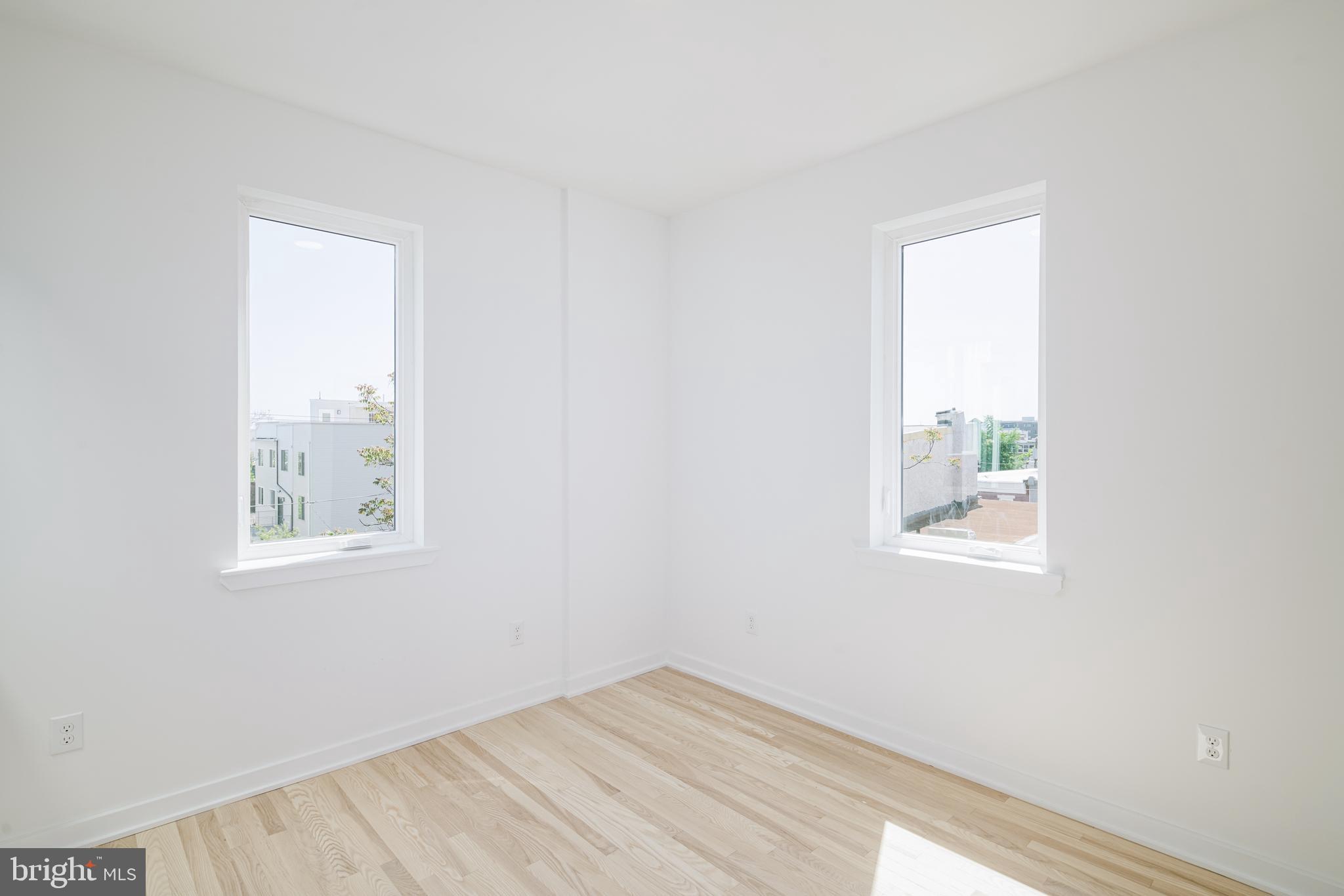 EAST KENSINGTON - Commercial Sale