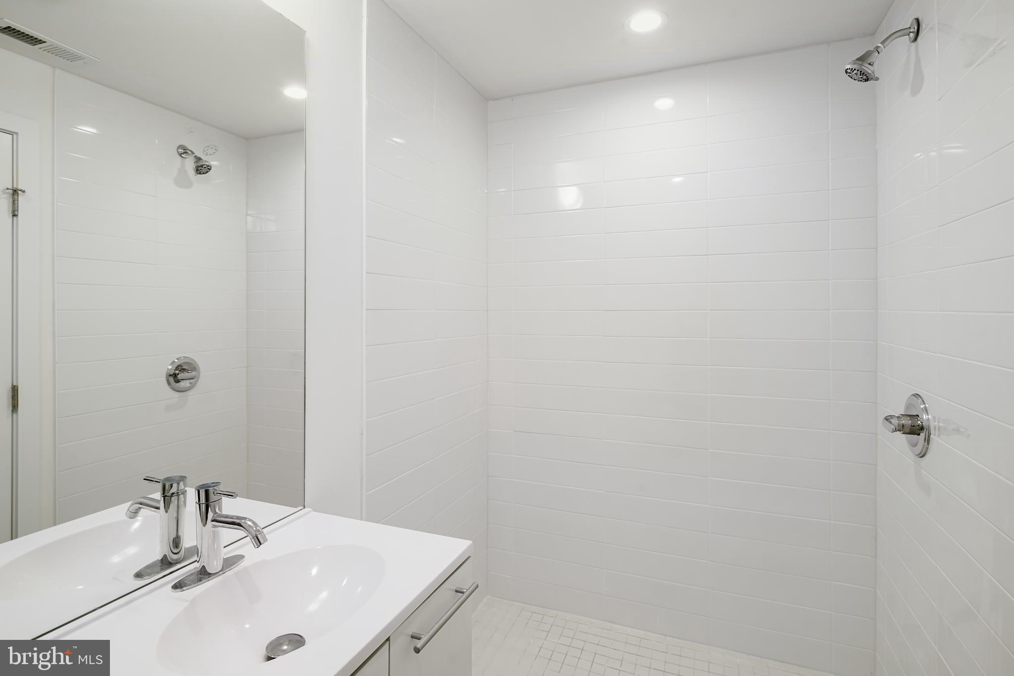 EAST KENSINGTON - Commercial Sale