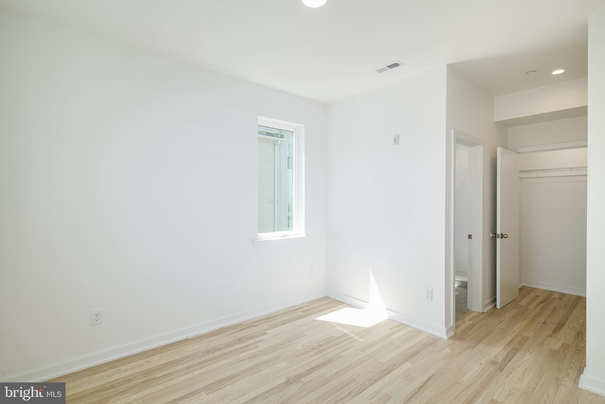 EAST KENSINGTON - Commercial Sale