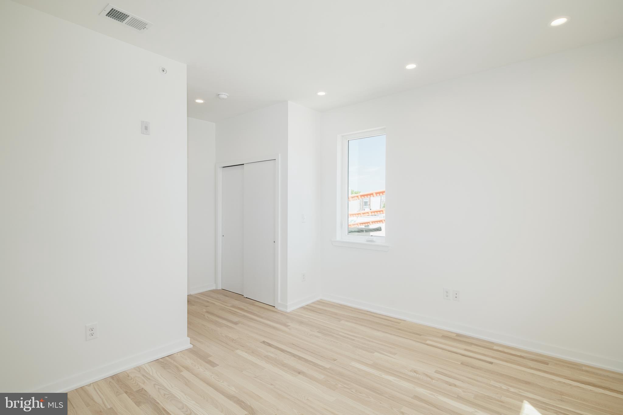 EAST KENSINGTON - Commercial Sale