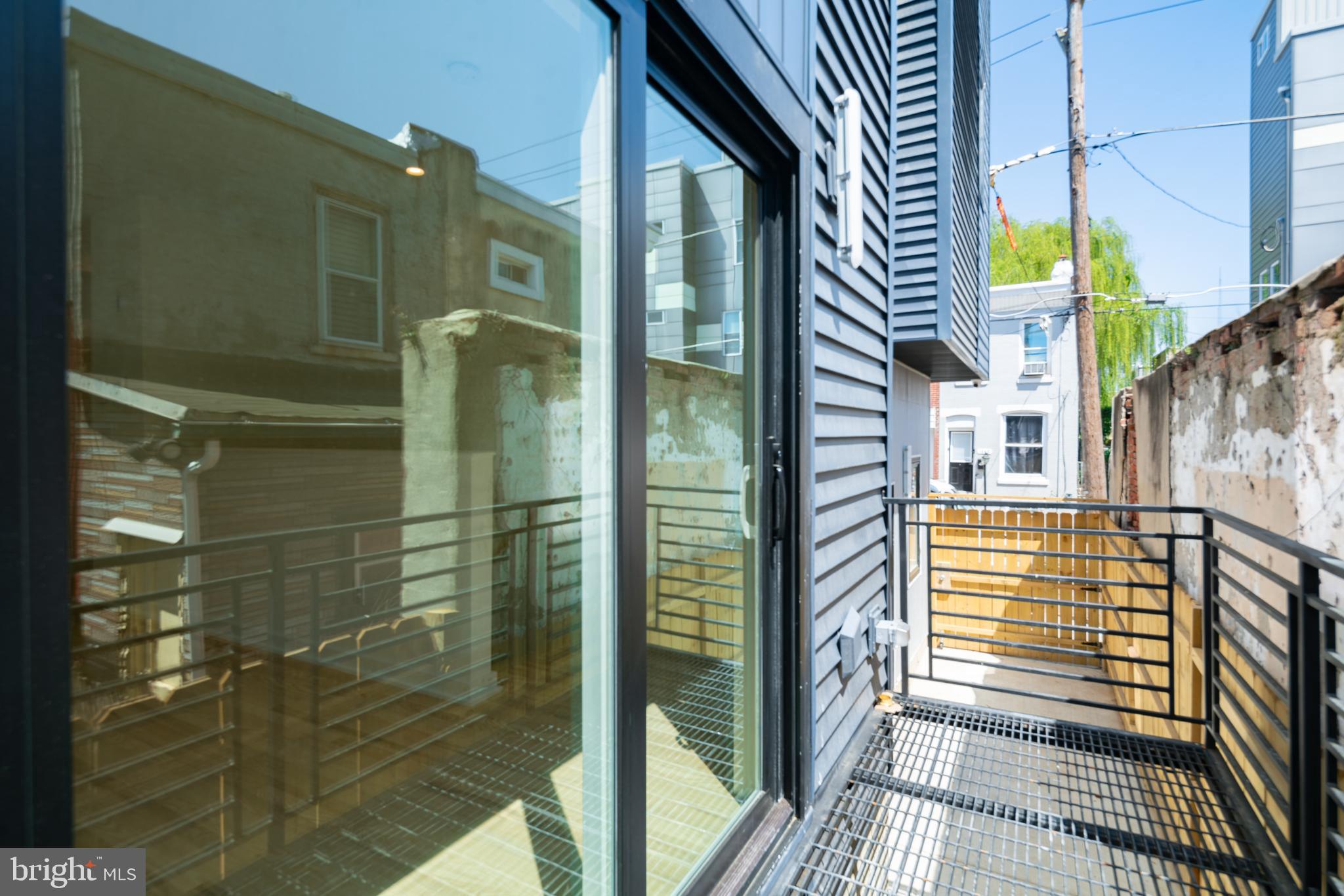 EAST KENSINGTON - Commercial Sale