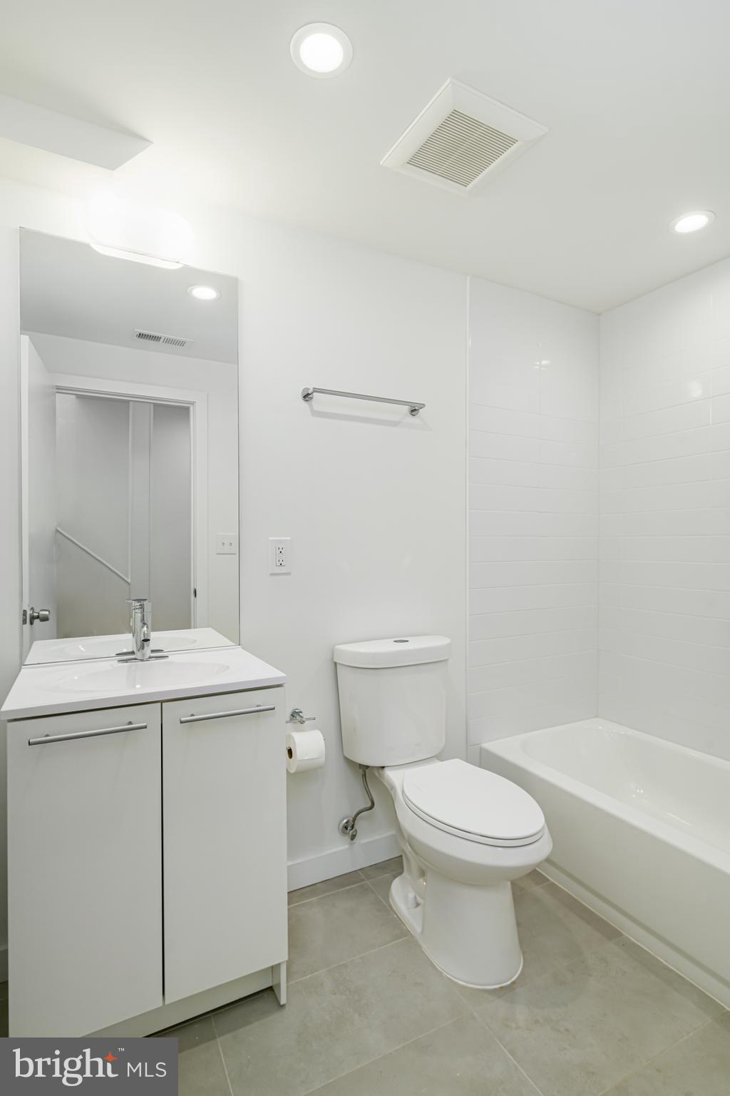 EAST KENSINGTON - Commercial Sale