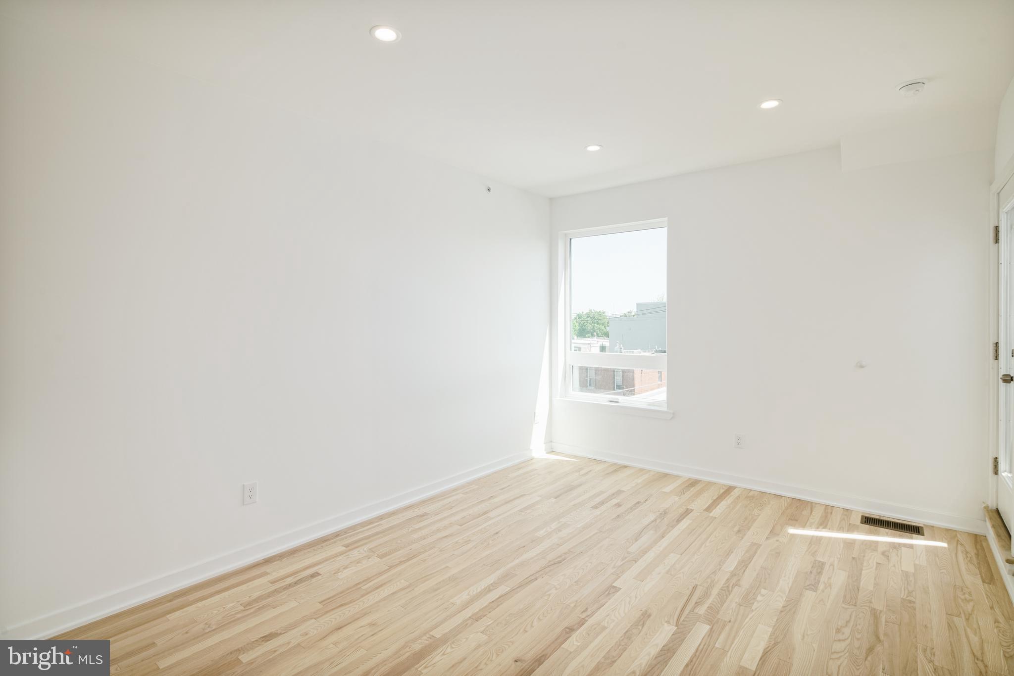 EAST KENSINGTON - Commercial Sale