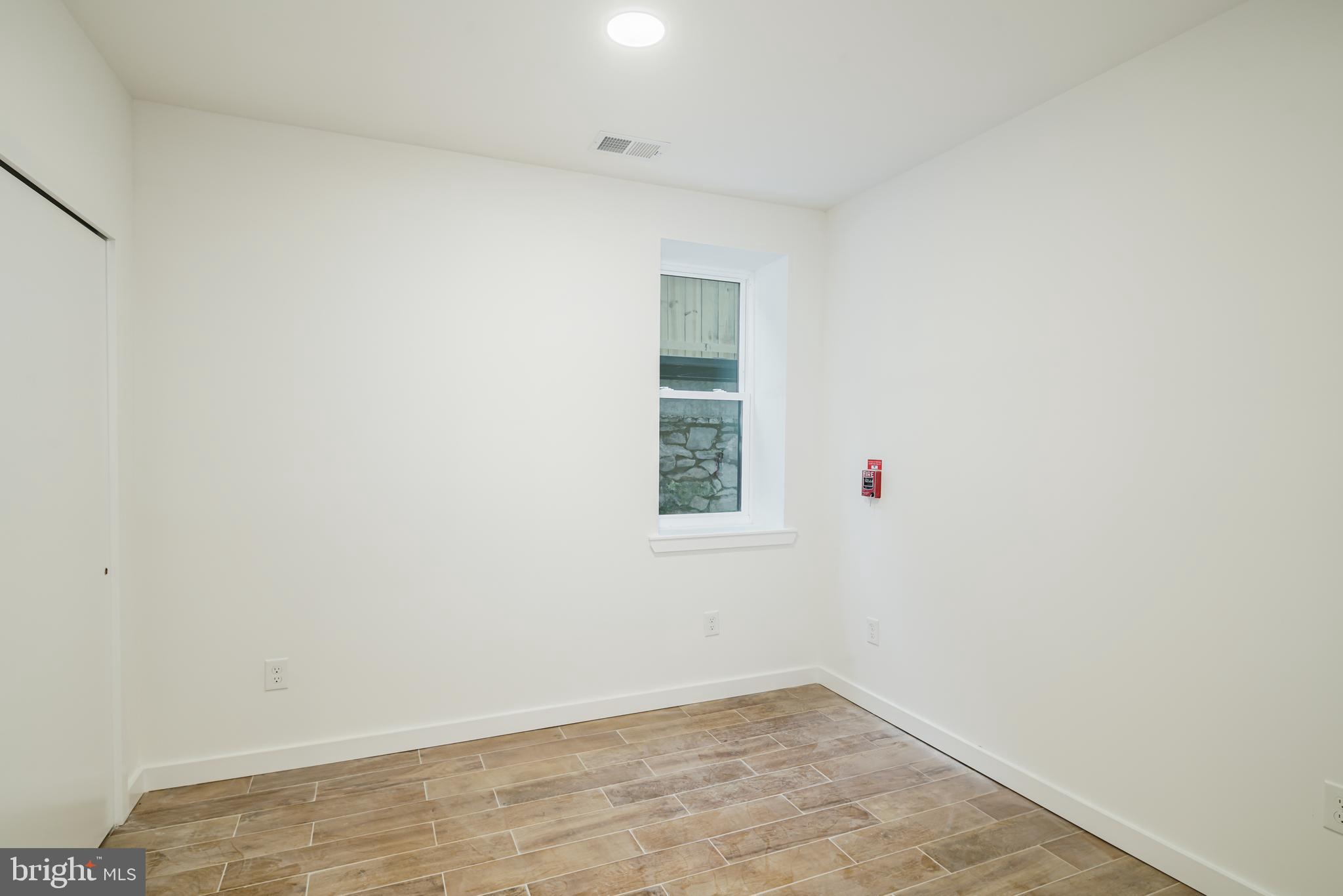 EAST KENSINGTON - Commercial Sale