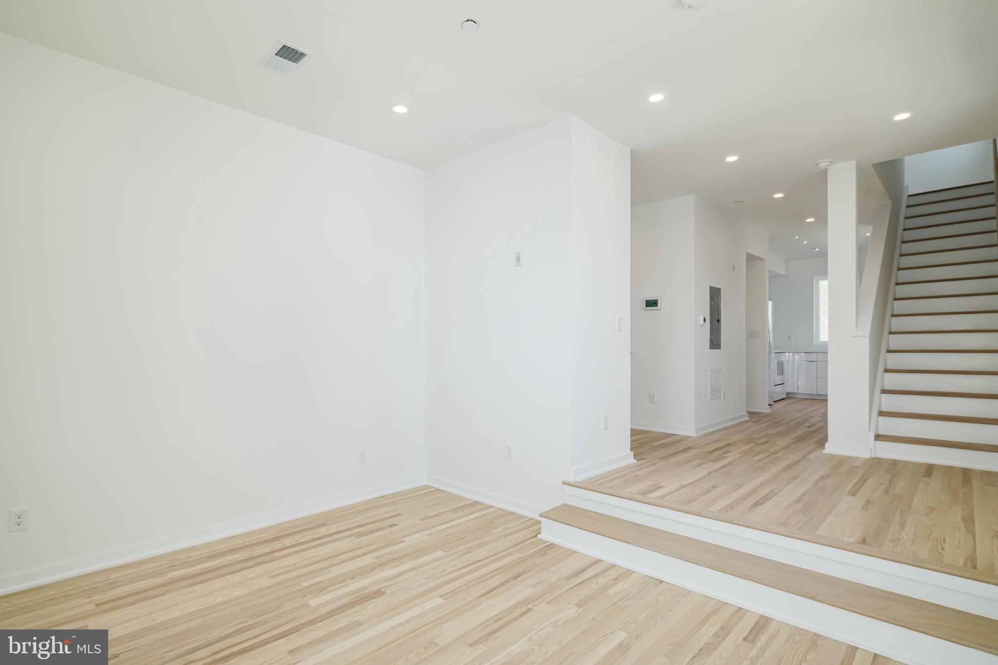 EAST KENSINGTON - Commercial Sale