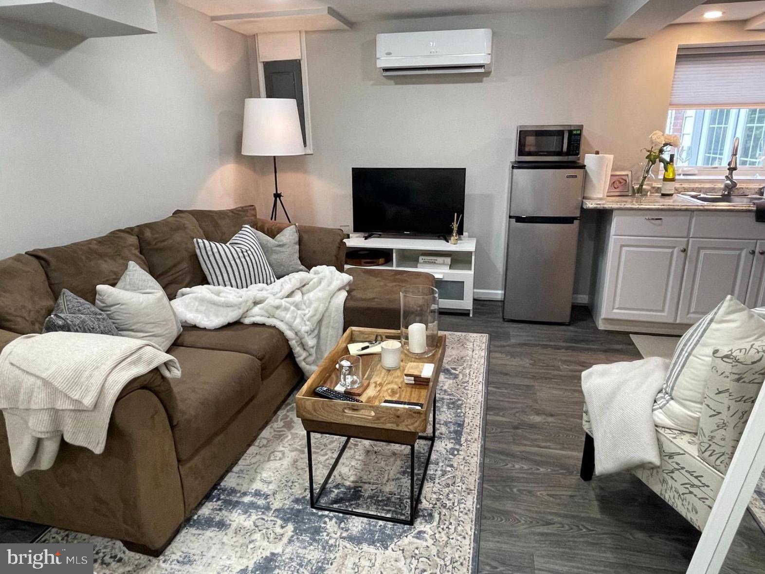 BEVERLY HILLS - Residential Lease