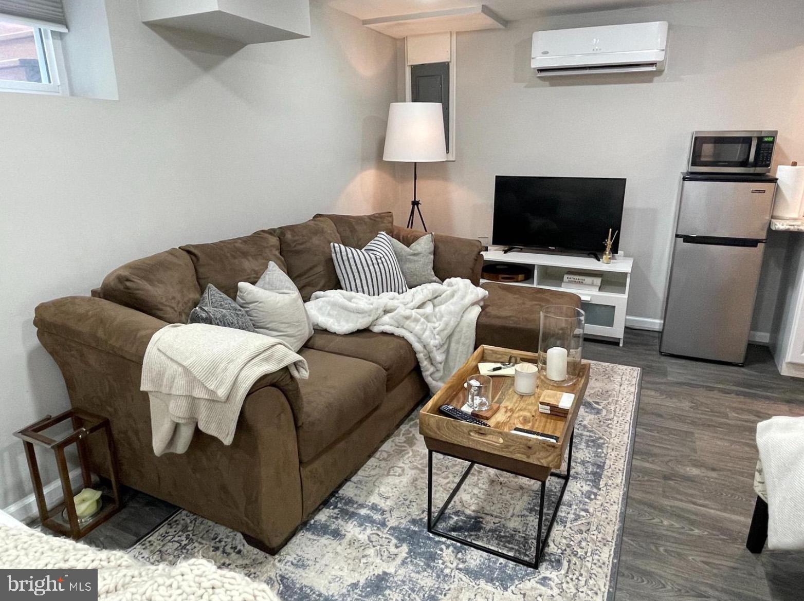 BEVERLY HILLS - Residential Lease