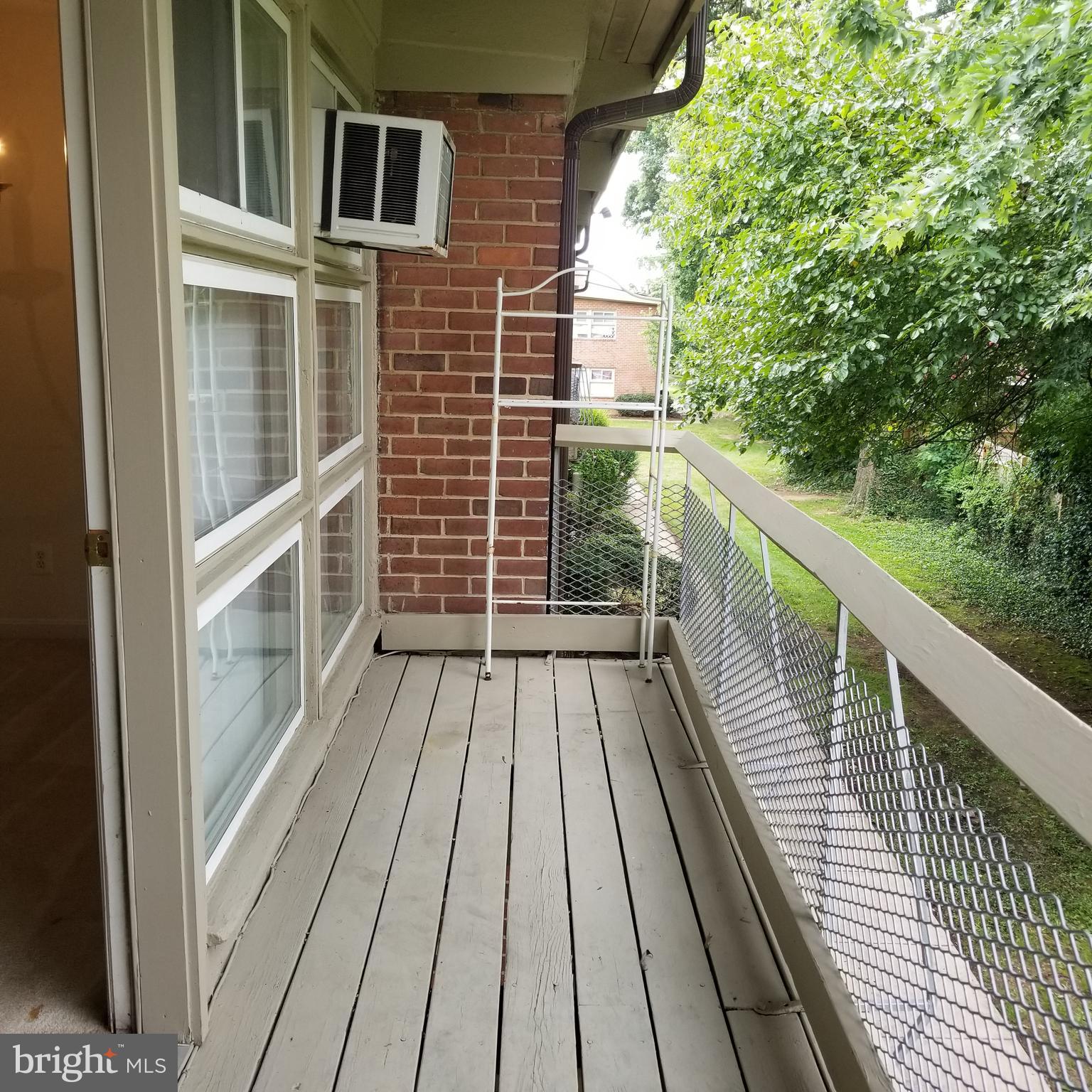 This condo unit is close to shopping and easy access to commute to DC. Priced to sell.