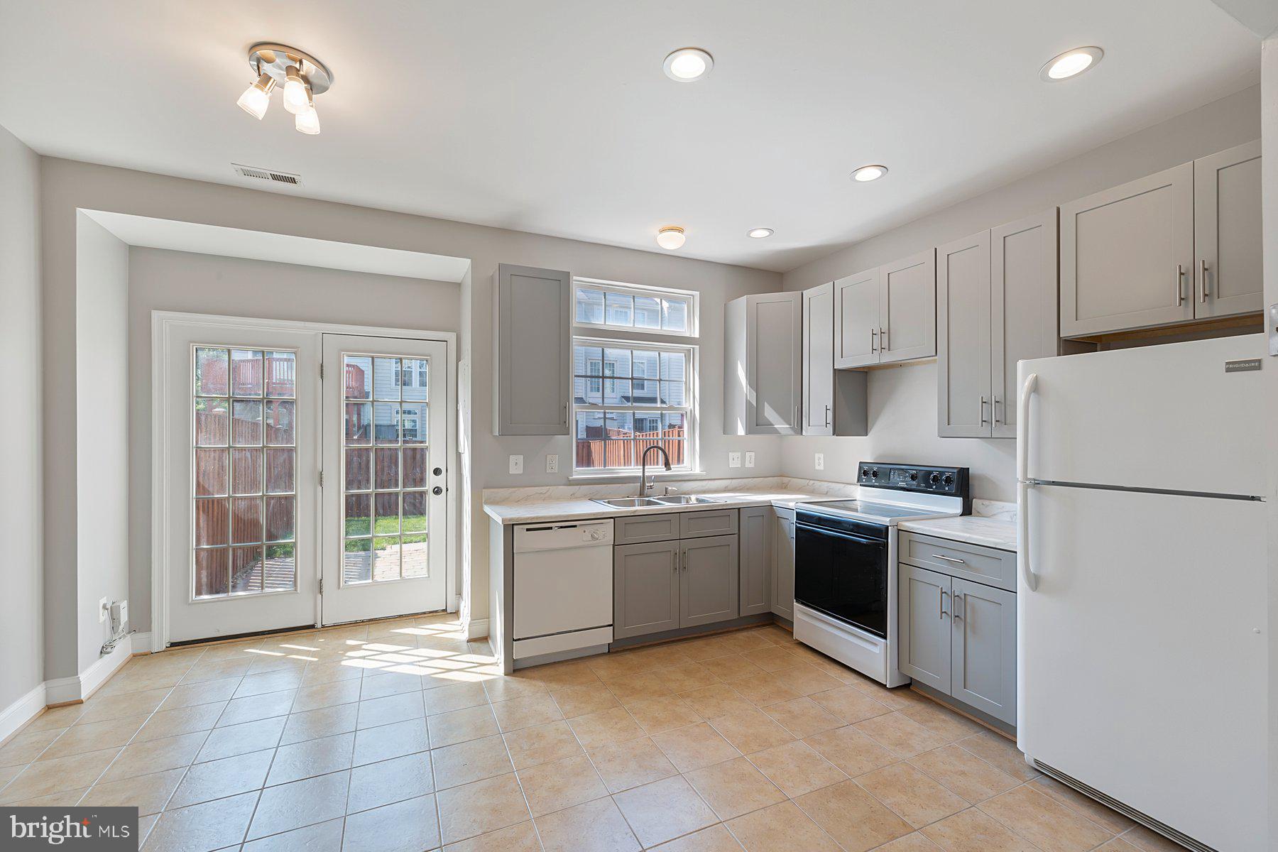 ASHBURN VILLAGE - Residential