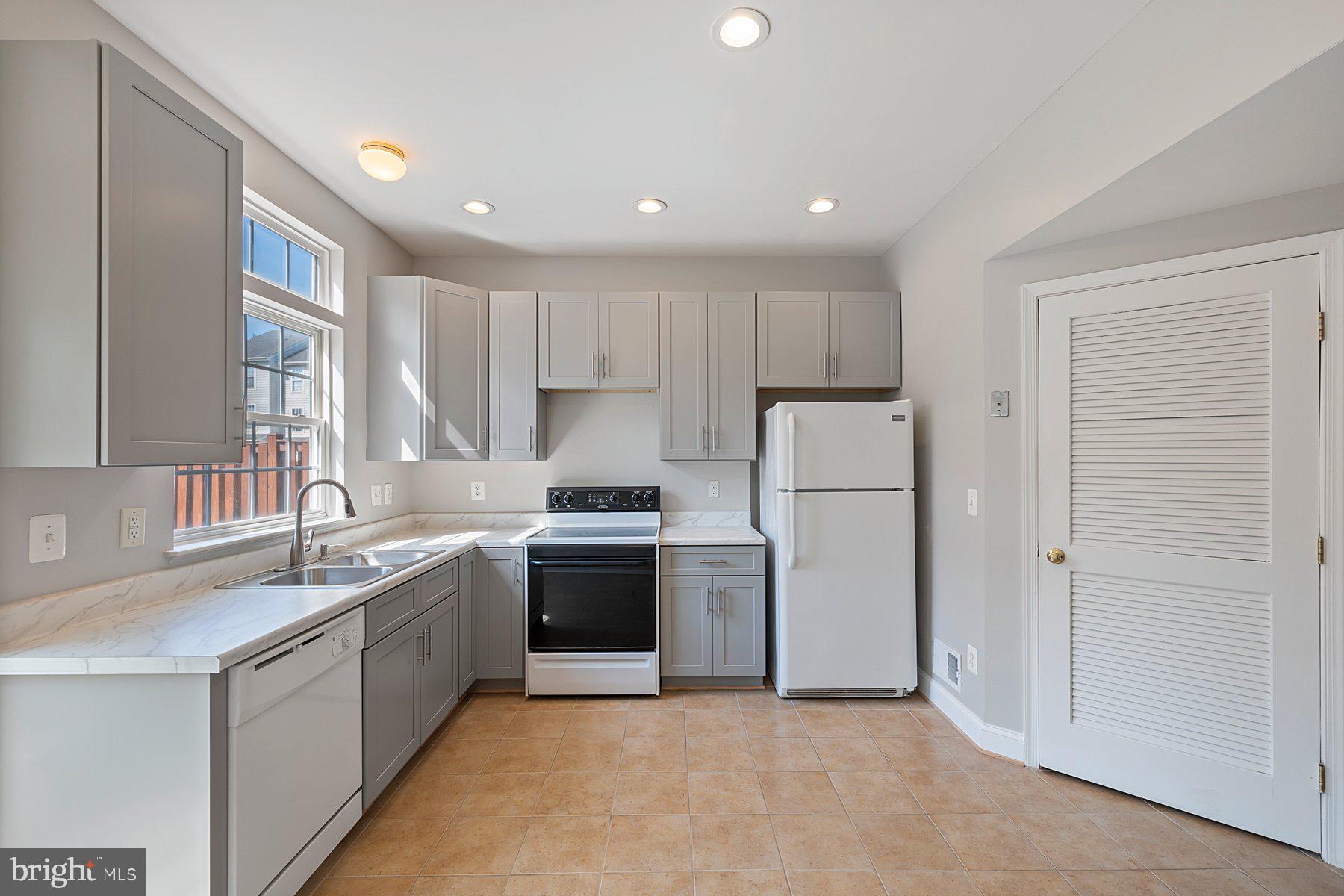 ASHBURN VILLAGE - Residential