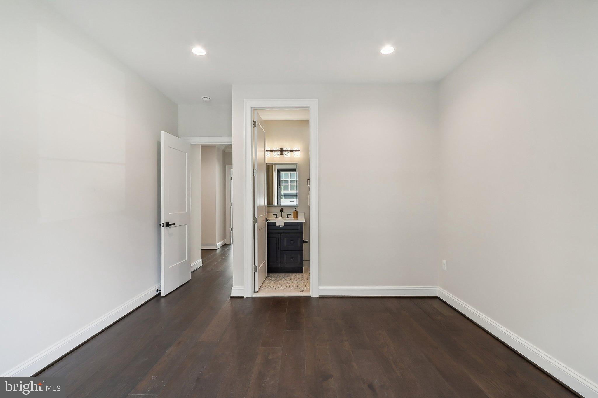 VIENNA WOODS - Residential