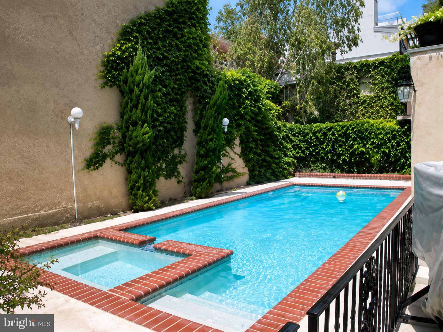 QUEEN VILLAGE - Residential