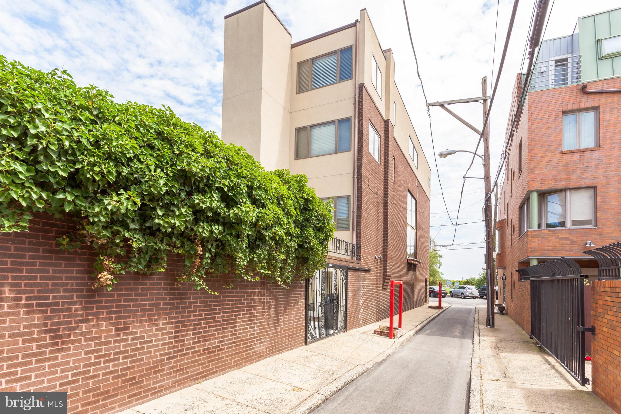 QUEEN VILLAGE - Residential