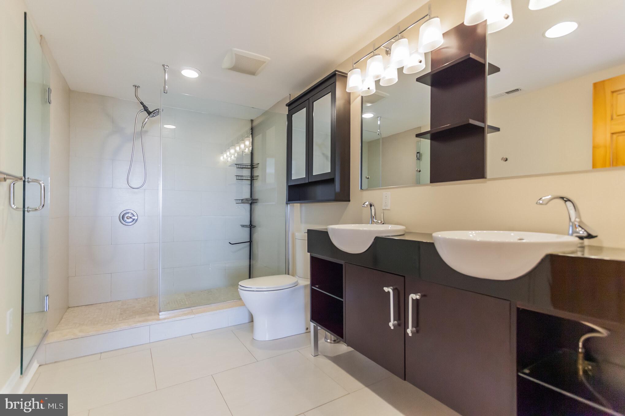 QUEEN VILLAGE - Residential