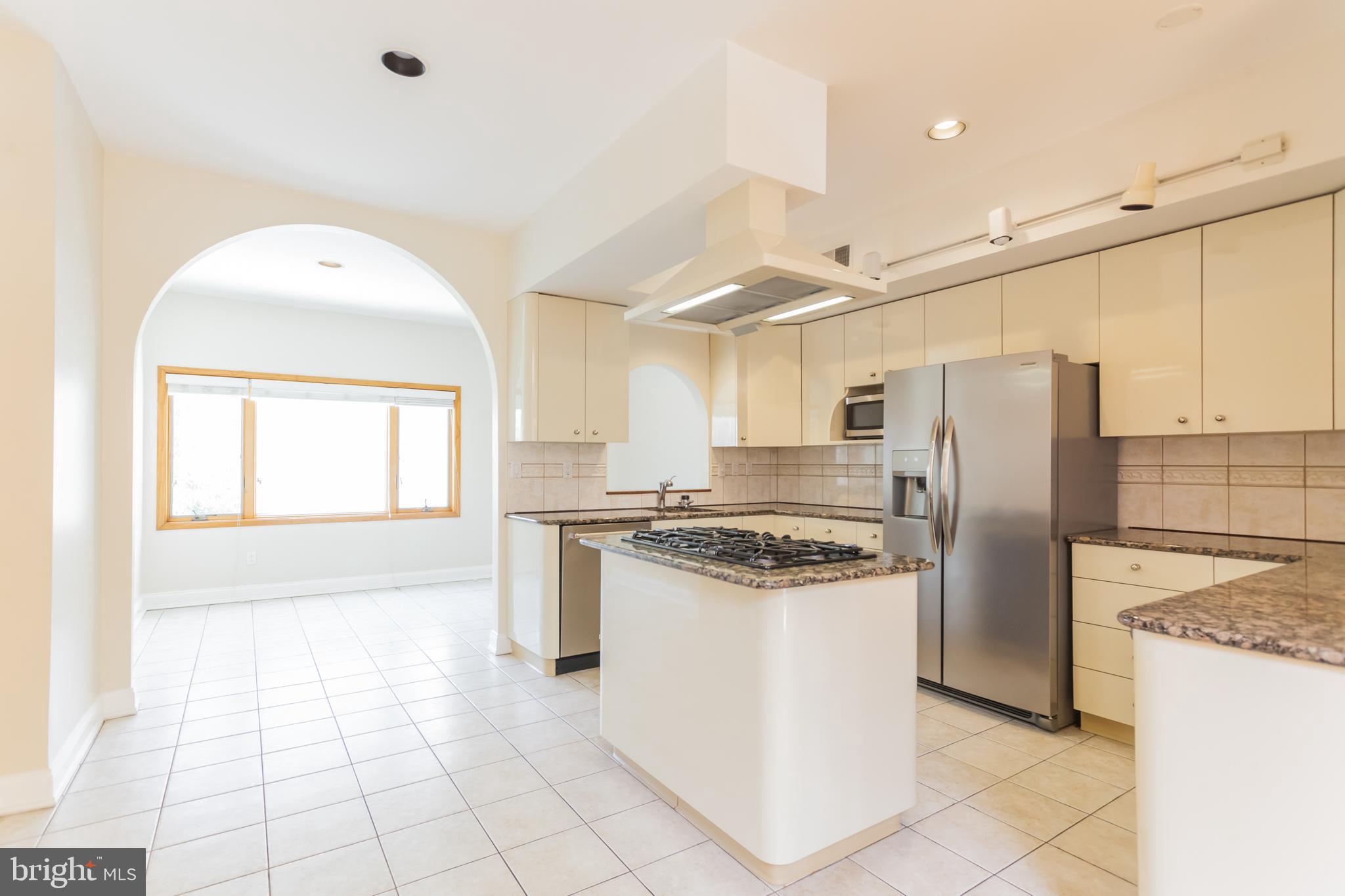 QUEEN VILLAGE - Residential