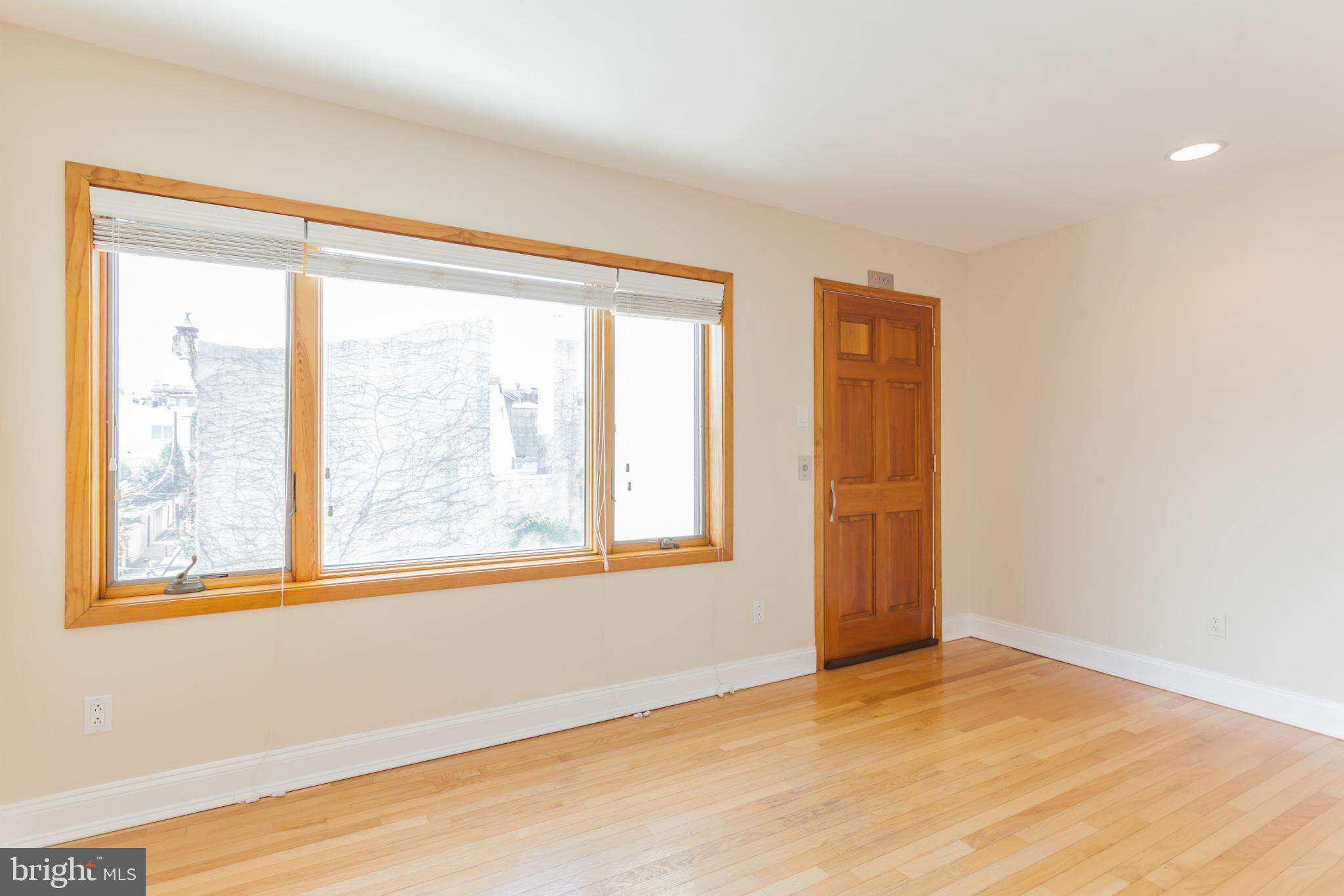 QUEEN VILLAGE - Residential