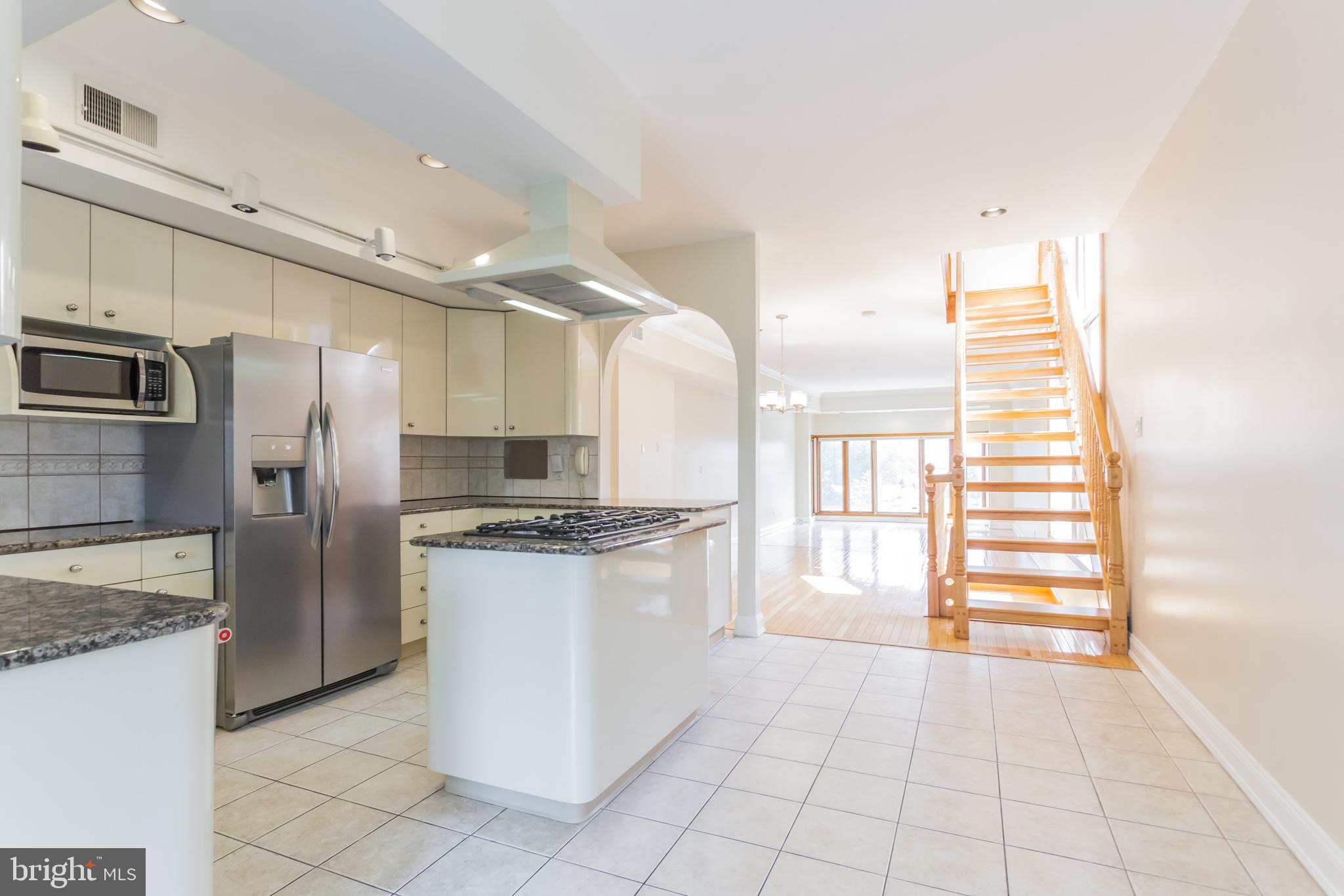 QUEEN VILLAGE - Residential