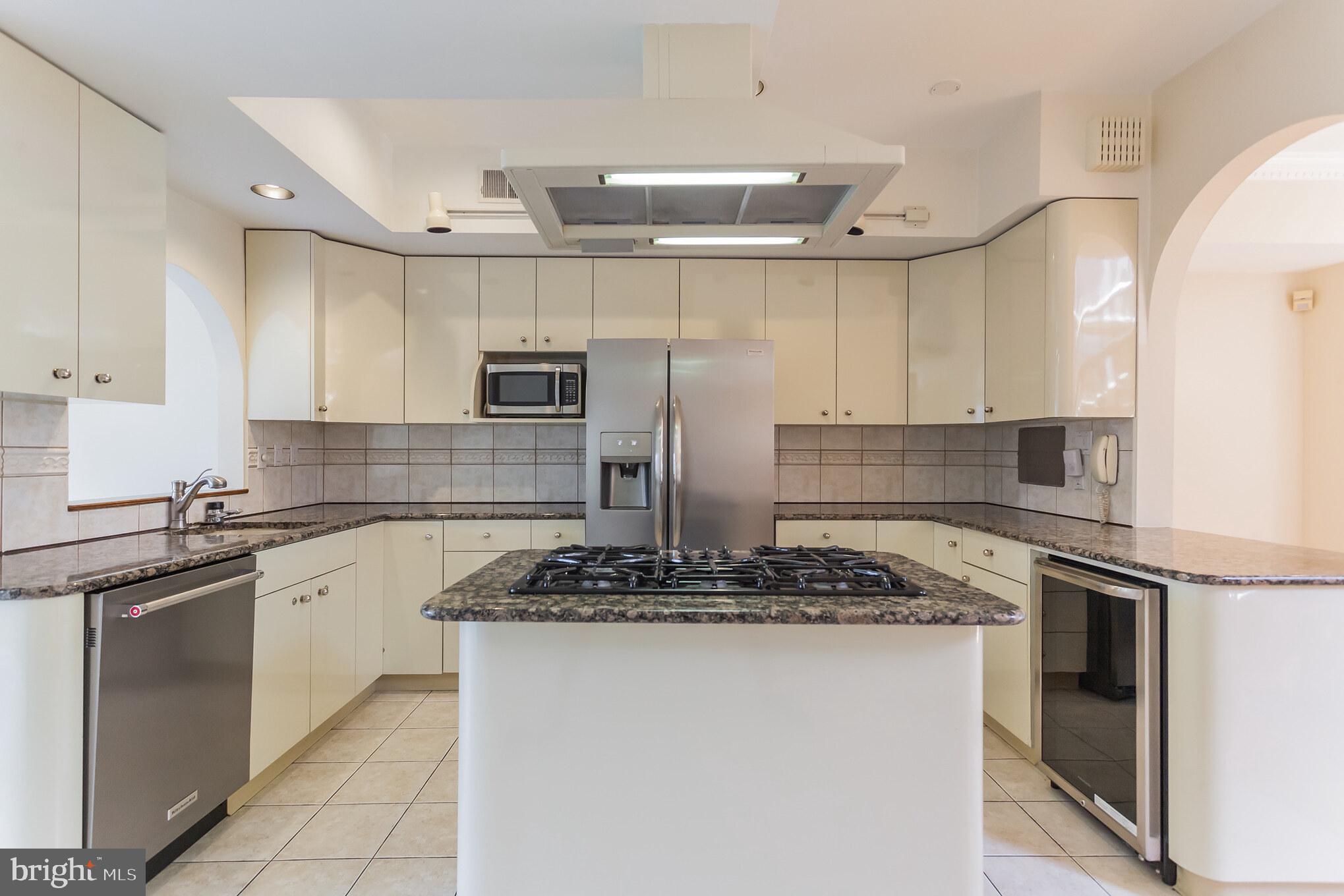 QUEEN VILLAGE - Residential