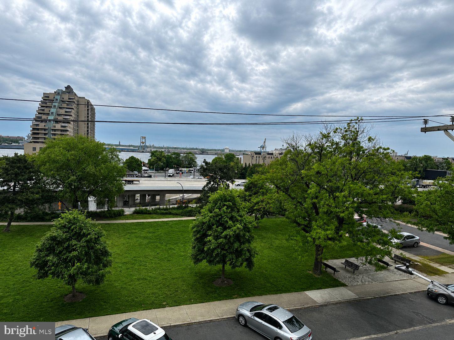 QUEEN VILLAGE - Residential