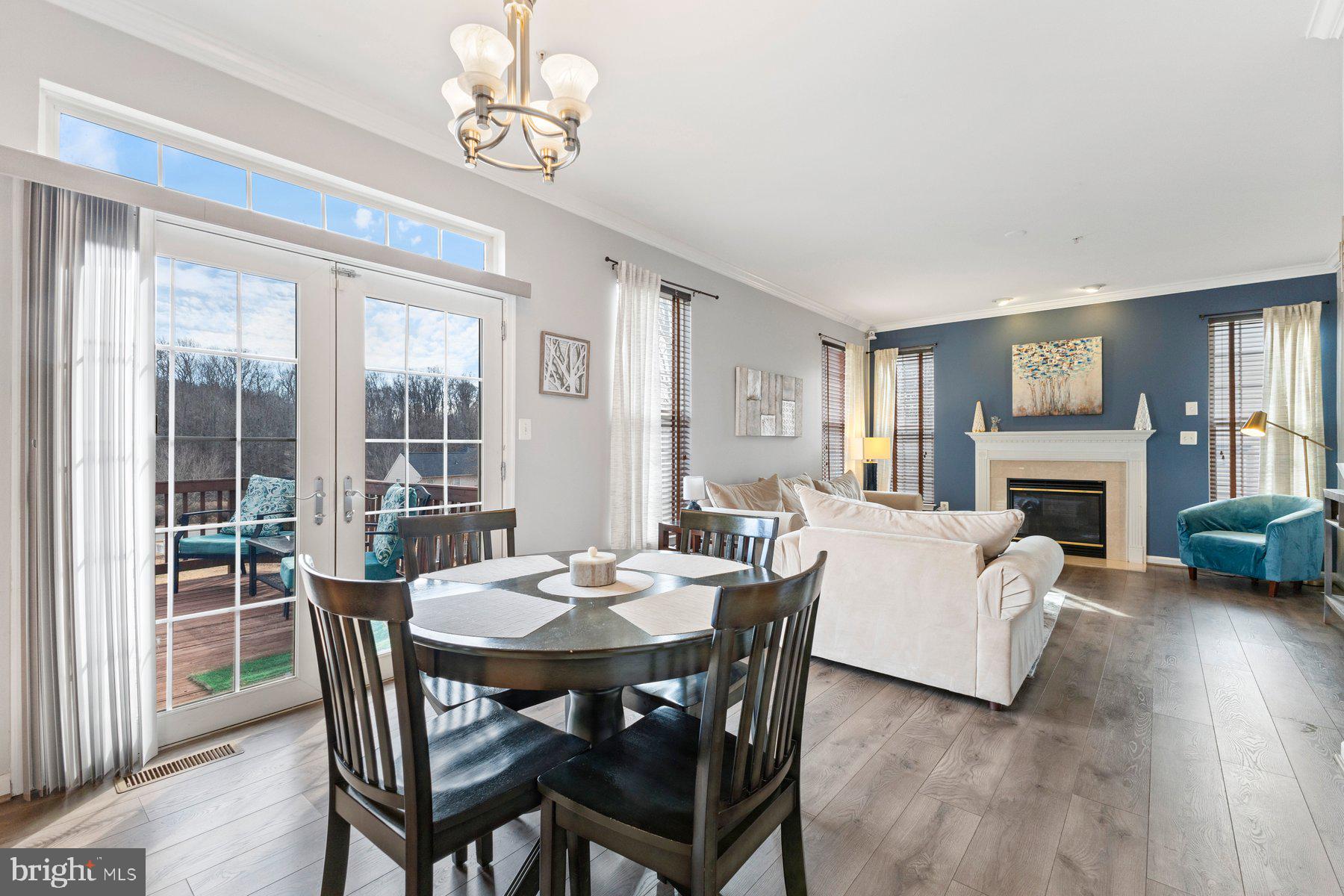 8915 DELLA LANE