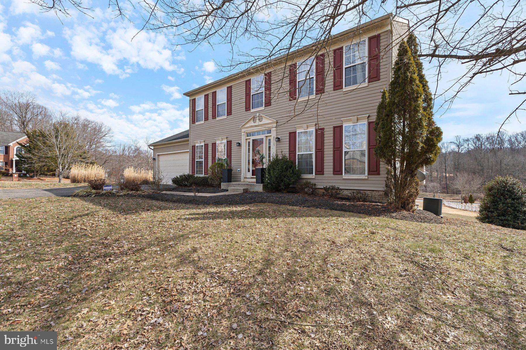 8915 DELLA LANE