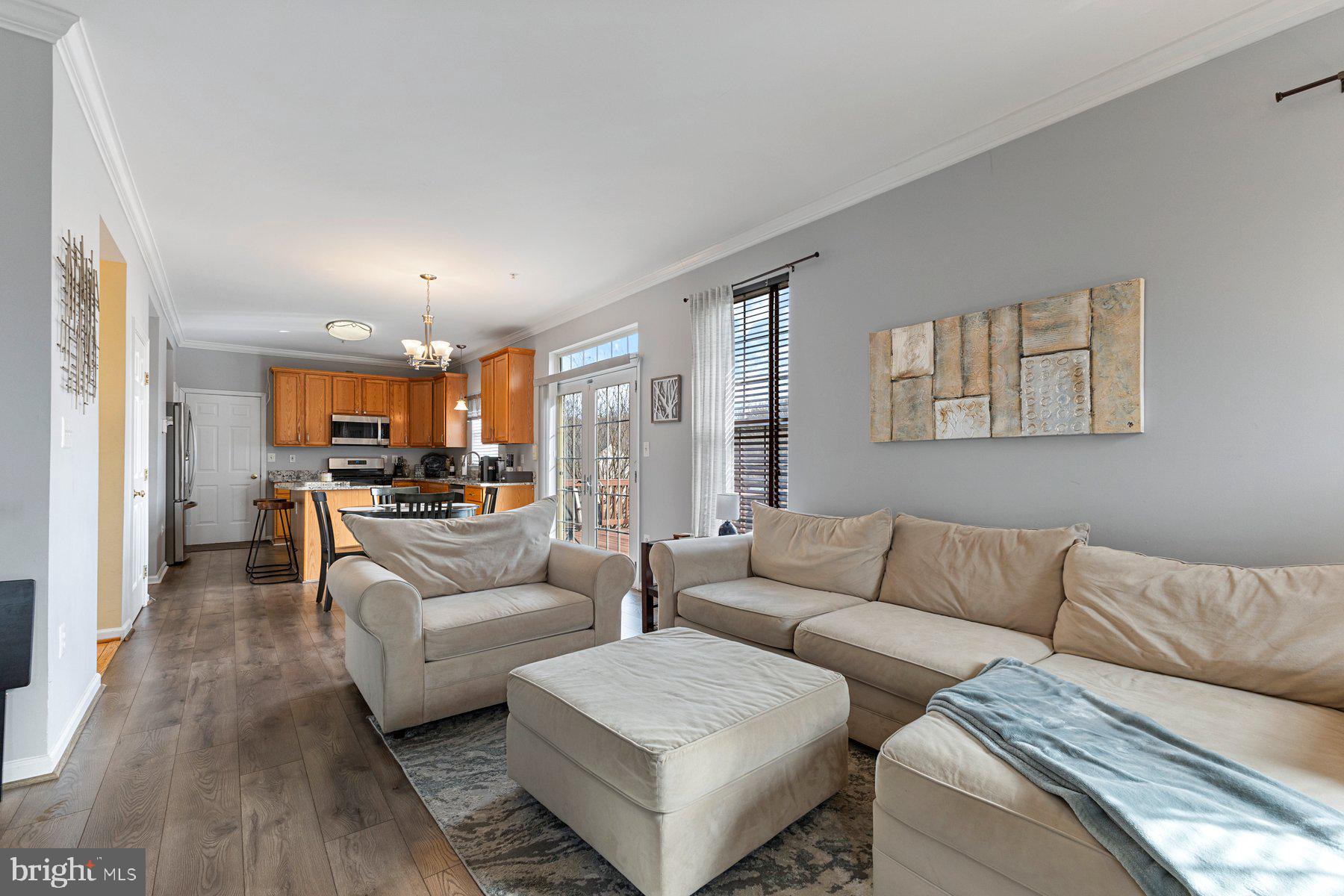 8915 DELLA LANE