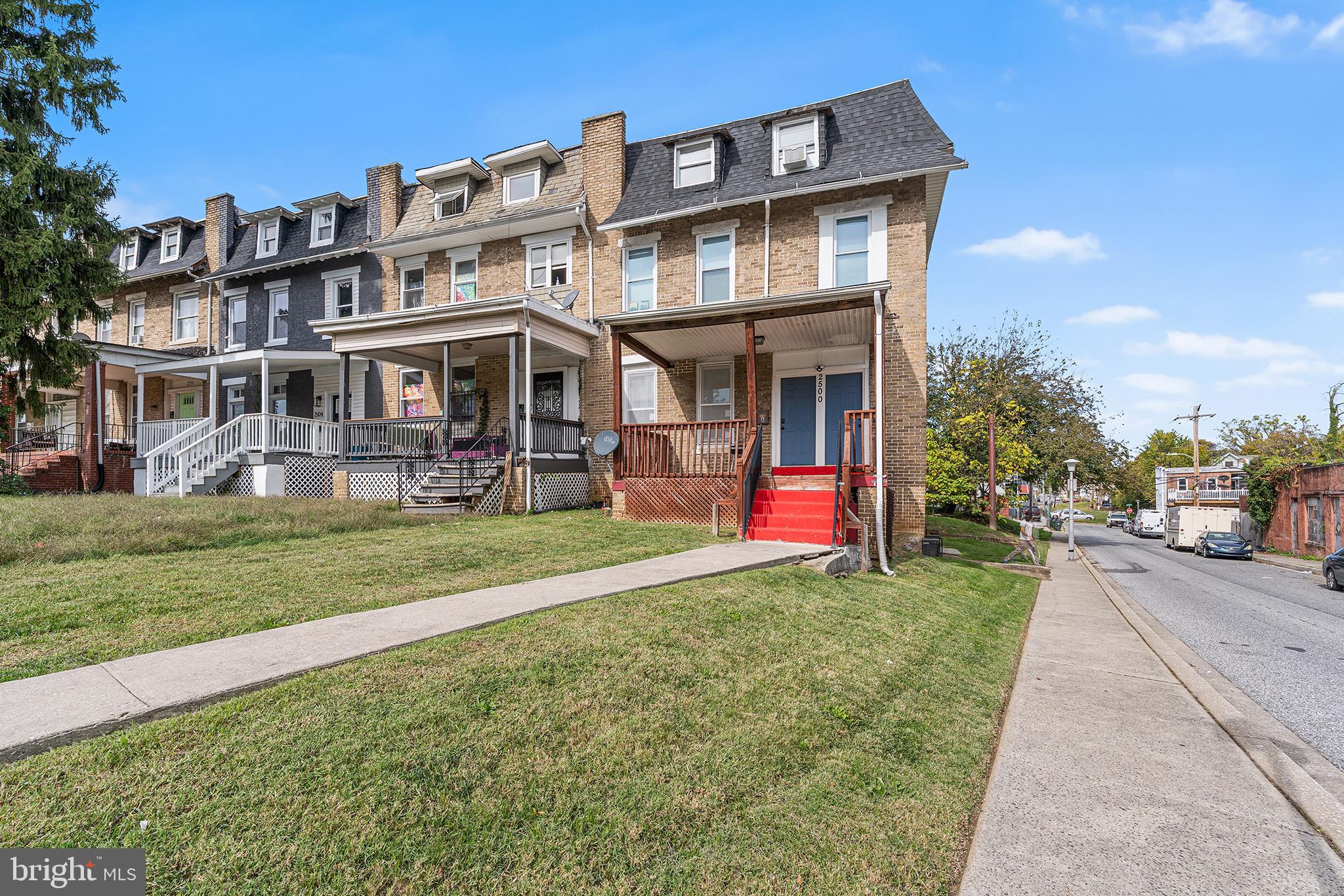 Great opportunity to buy a 2 unit end of group townhouse on a corner lot with 2 meters and sprinkler system plus separate “in-law suite".  Unit 1 has a kitchen, 1 bathroom and 1-2 bedrooms depending on how you choose to set up the space. Unit 2 on upper levels has a kitchen, 1 bathroom and 2-3 bedrooms. The "in-law suite" can be combined with either unit and has a full bathroom and living area. Must see!!!