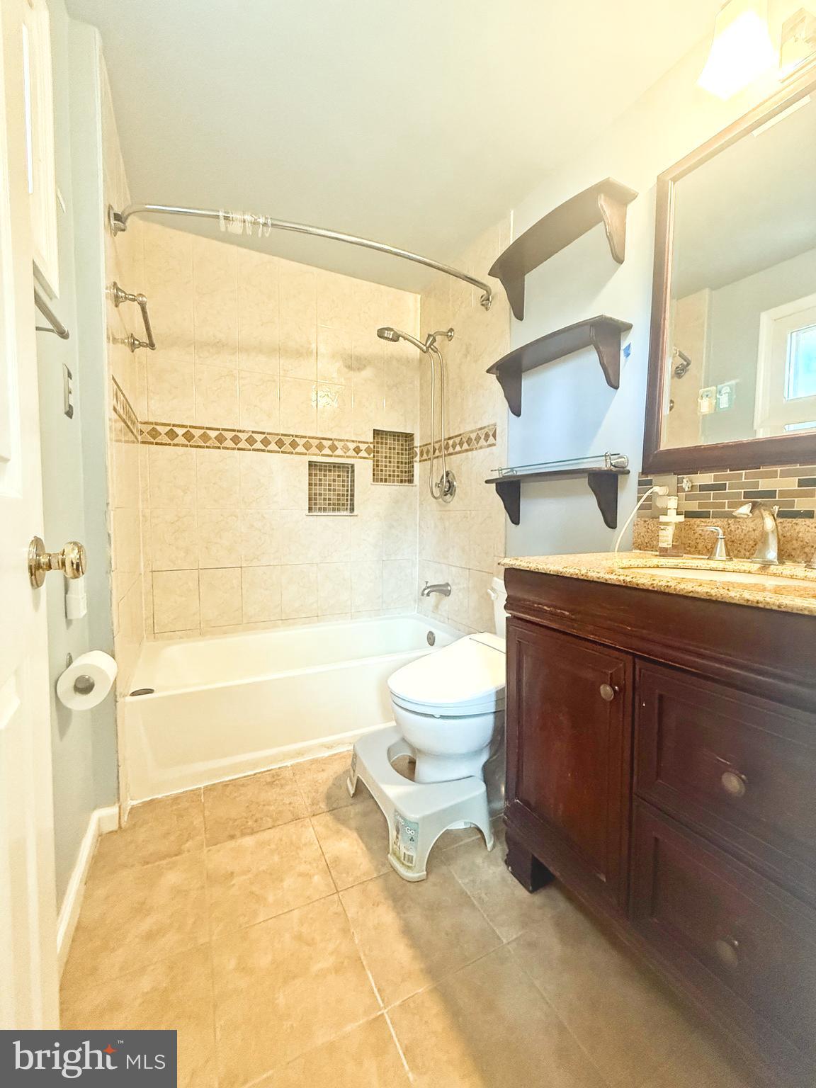 DERWOOD STATION - Residential Lease