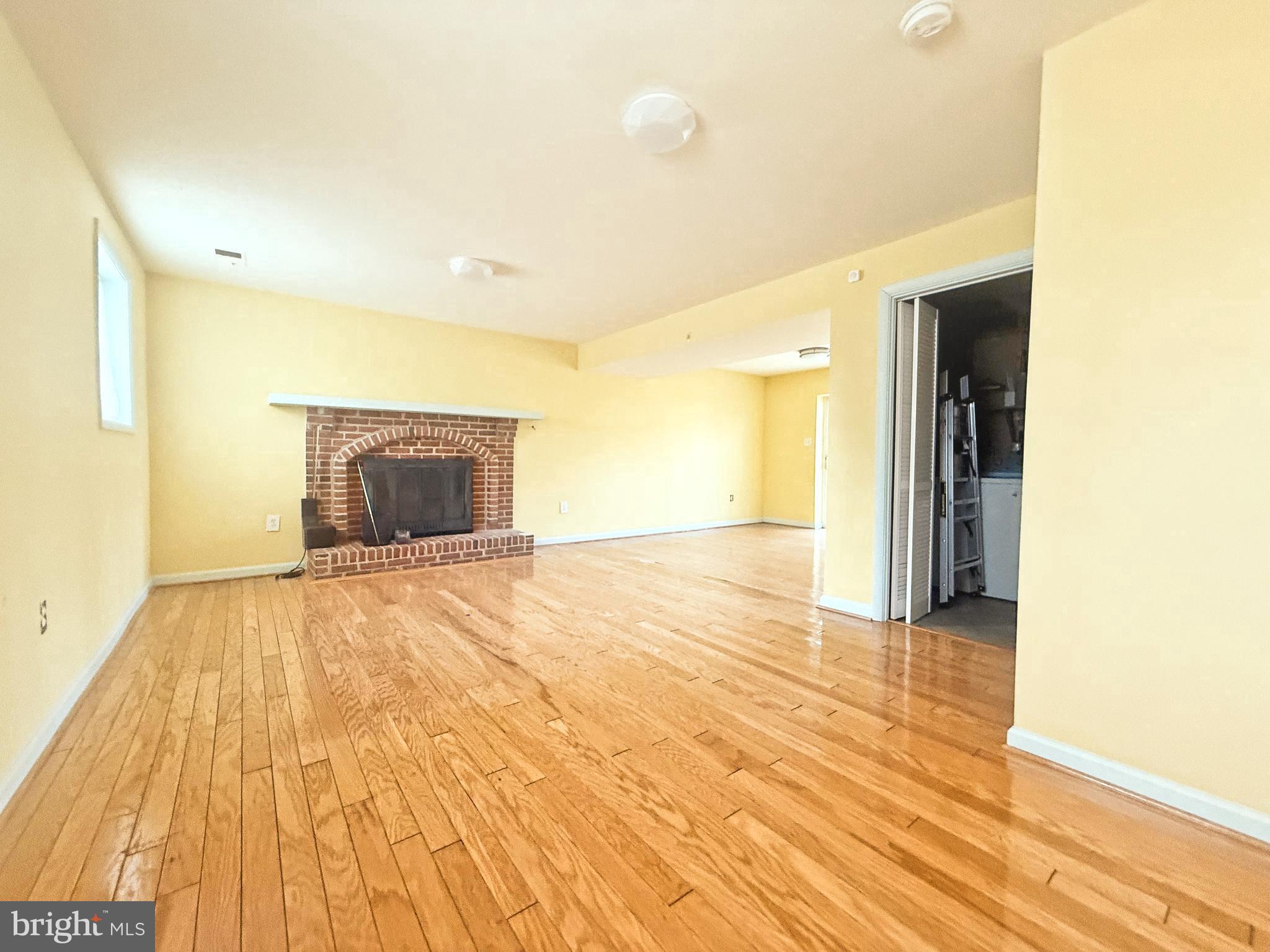 DERWOOD STATION - Residential Lease