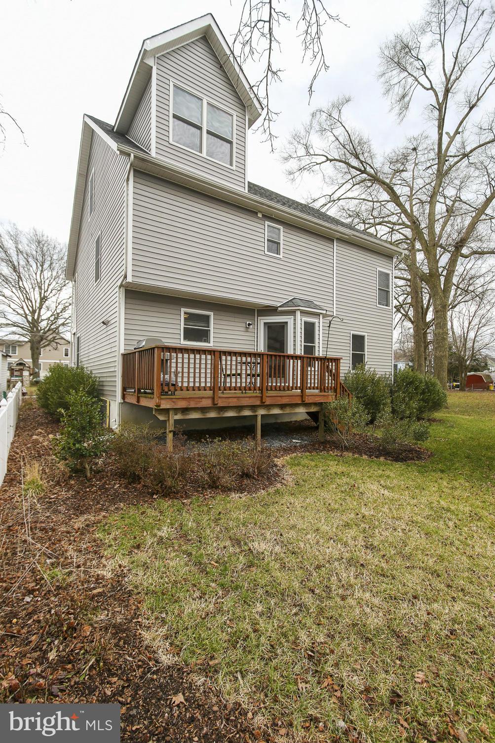 WOODLAND BEACH - Residential