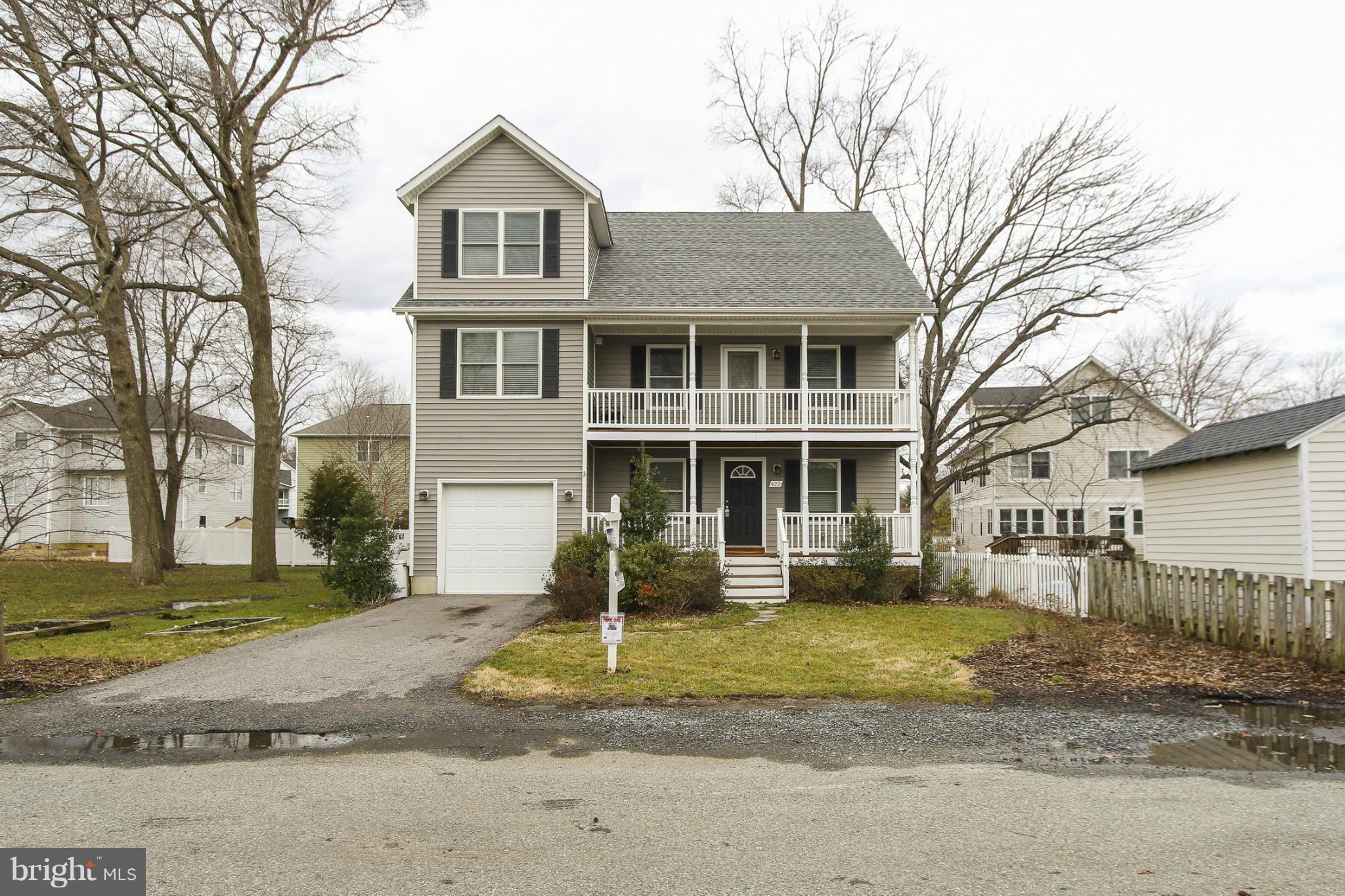 WOODLAND BEACH - Residential