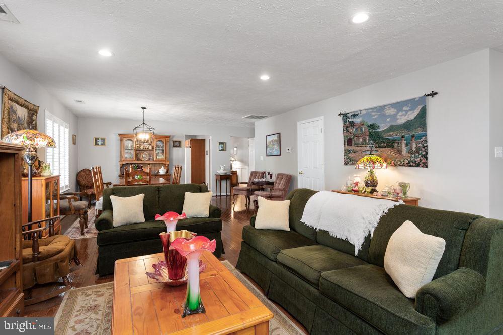 521 HICKORY GROVE CIRCLE